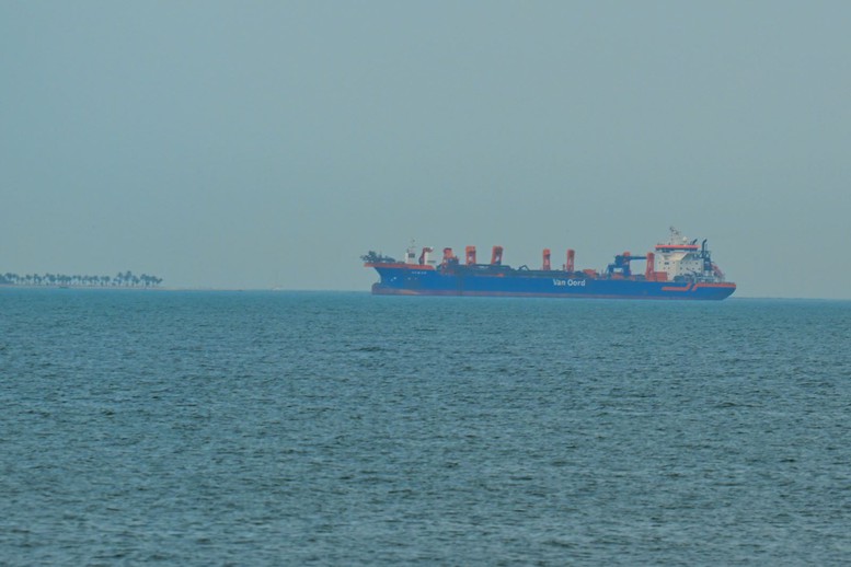 Động thái mới của Mỹ và Iran về hoạt động của eo biển Hormuz