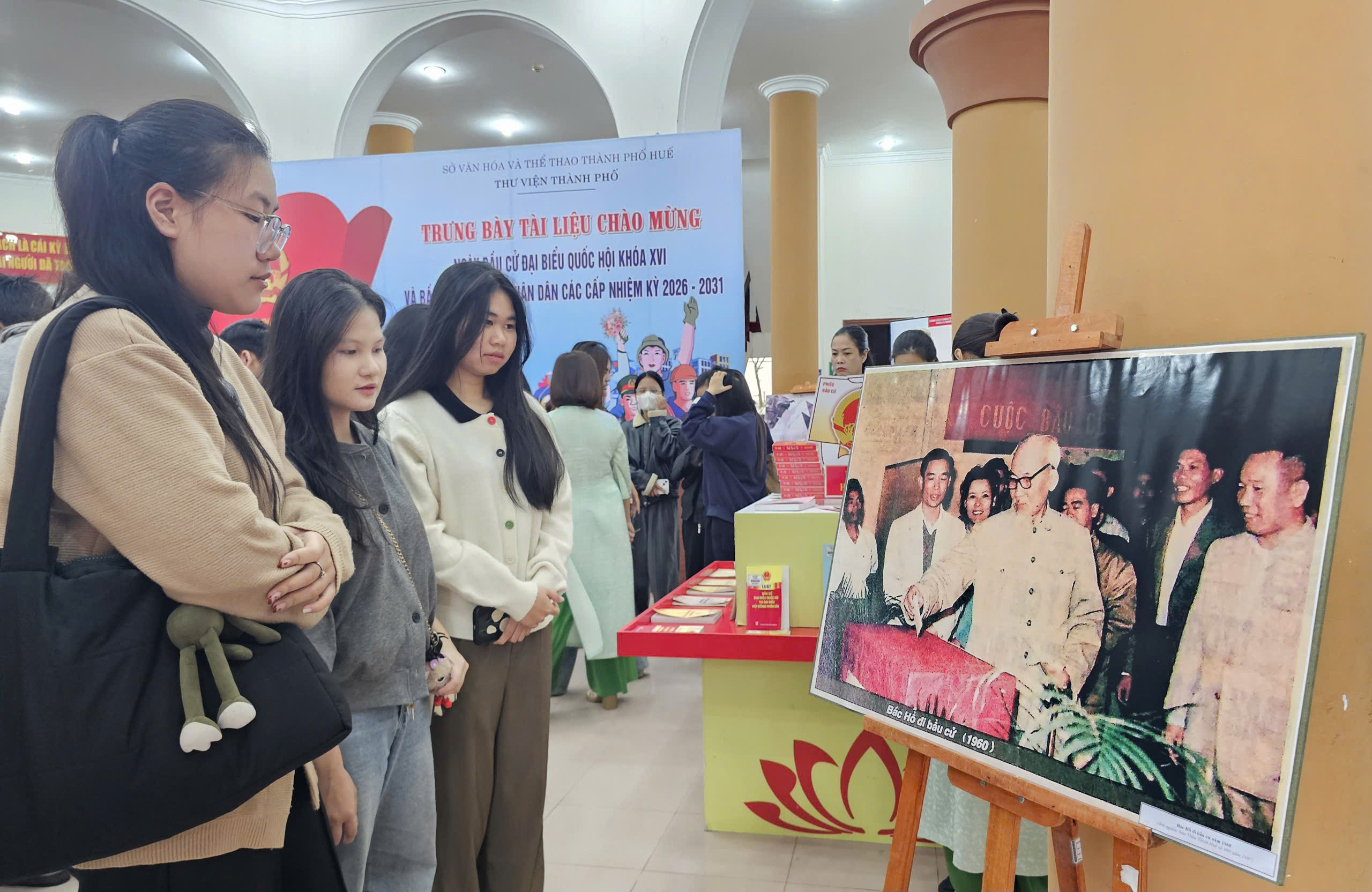 Trưng bày tư liệu sách, ảnh về bầu cử