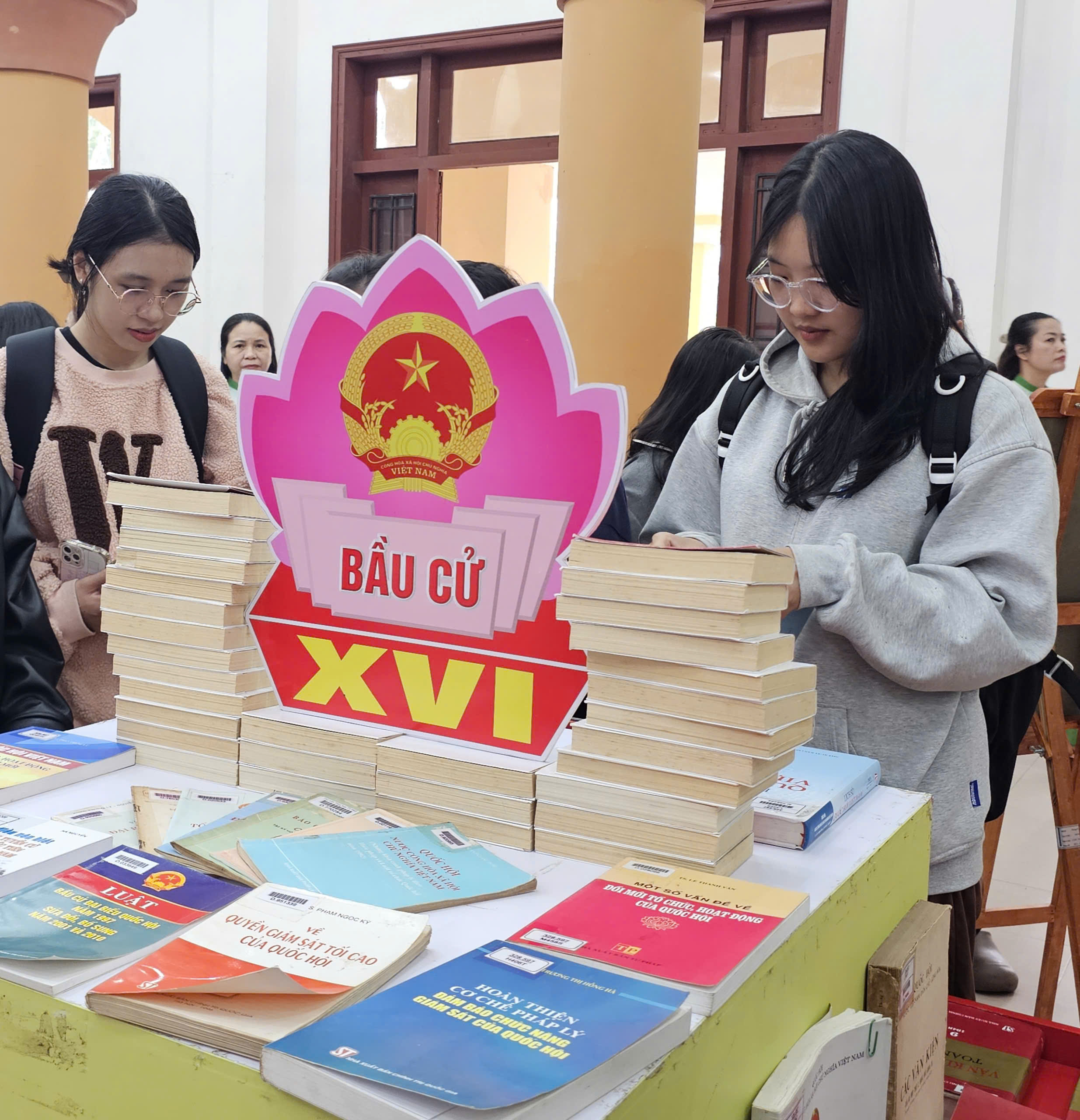 Trưng bày tư liệu sách, ảnh về bầu cử