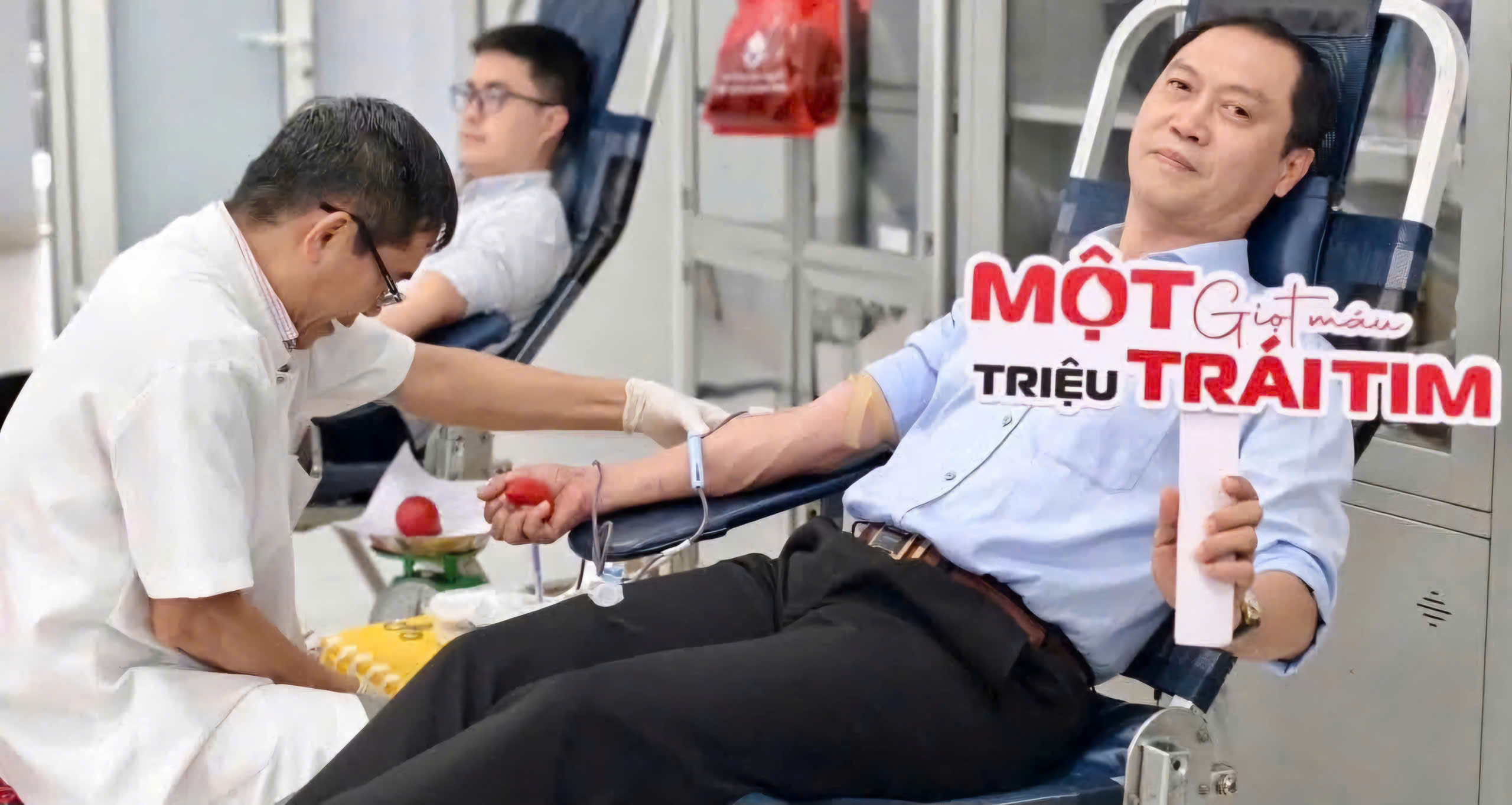 Hiến máu tình nguyện với chủ đề “Từ Blouse trắng đến giọt máu hồng”