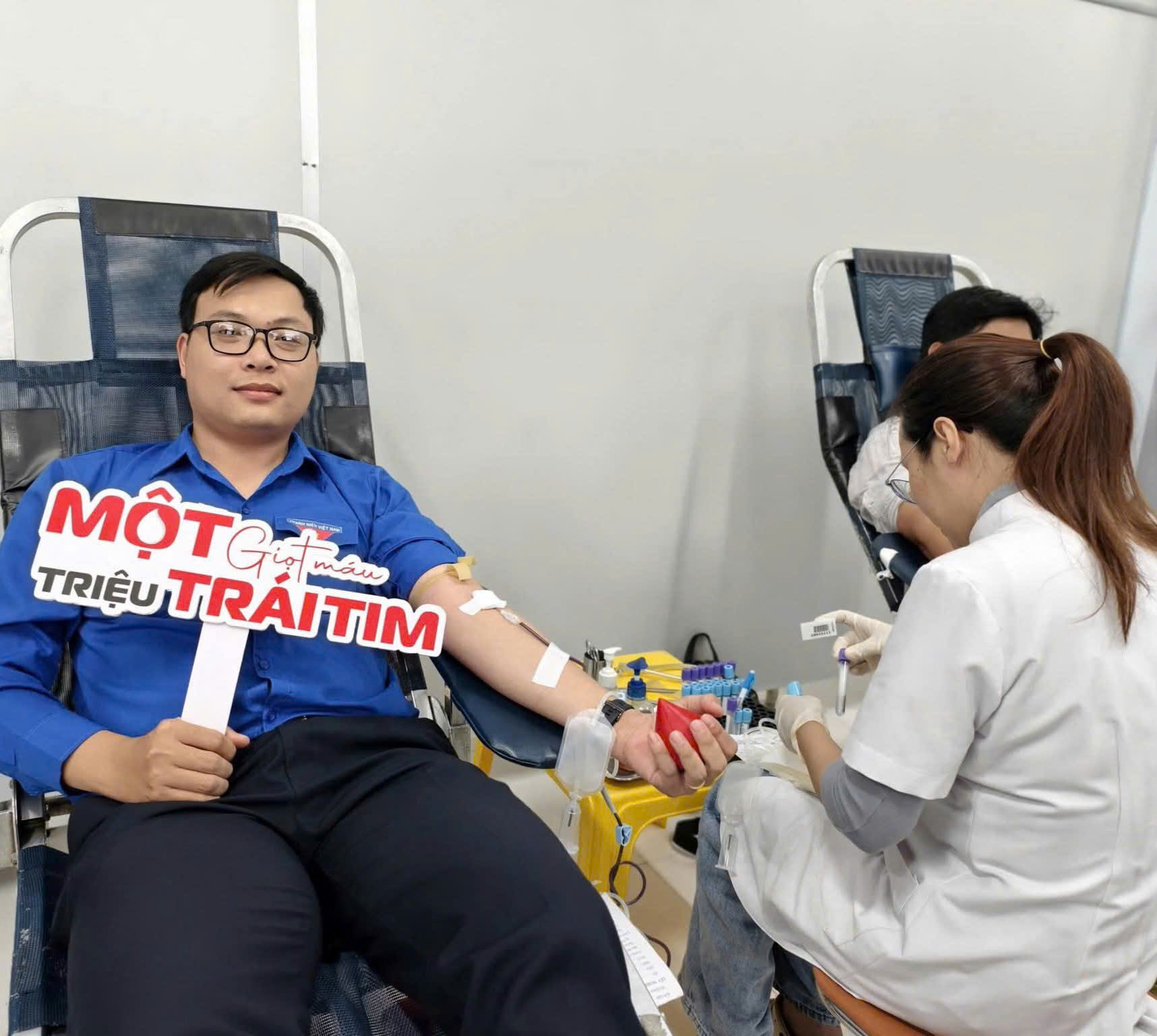 Hiến máu tình nguyện với chủ đề “Từ Blouse trắng đến giọt máu hồng”