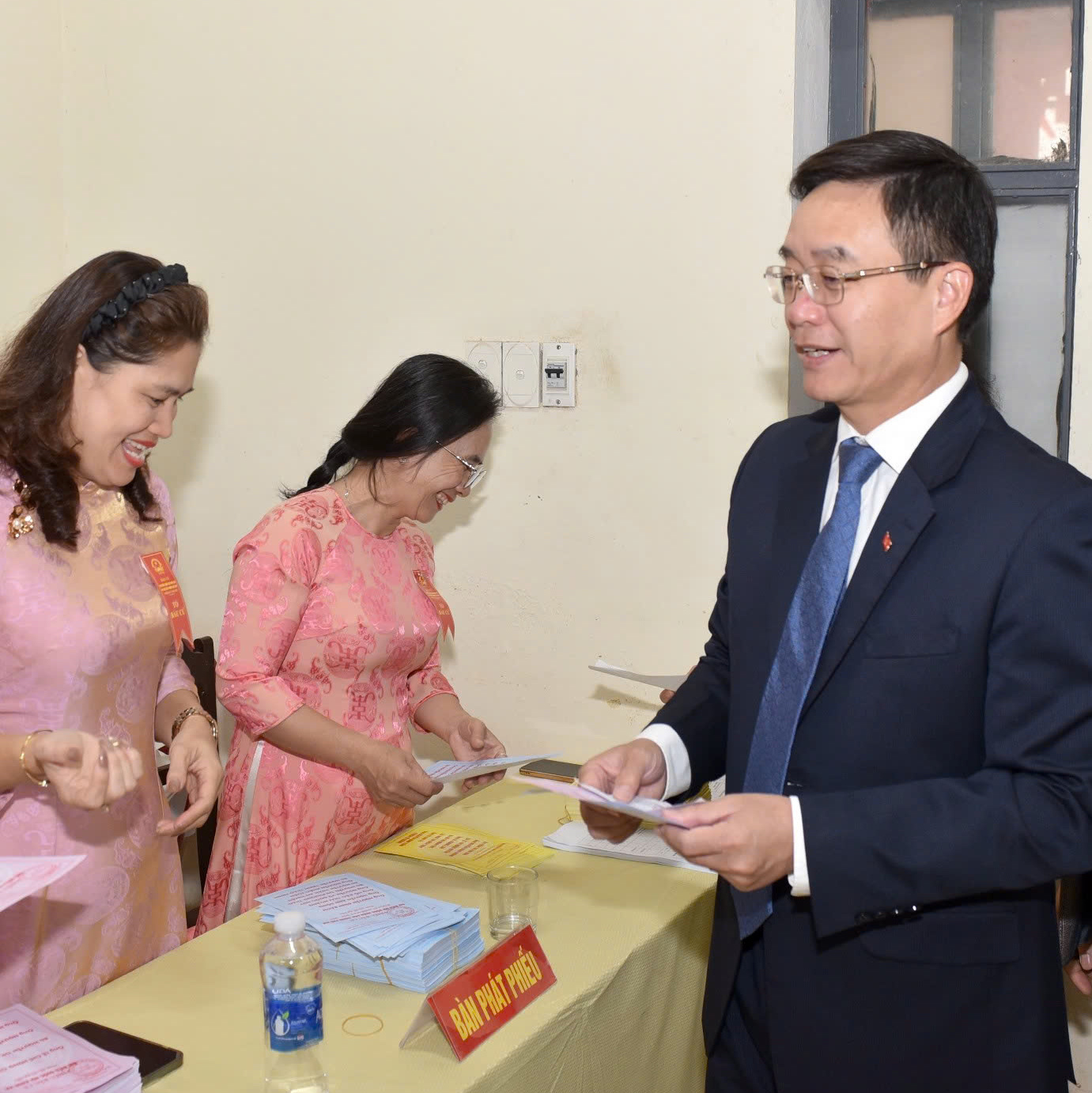 Thường trực Thành ủy tham gia ngày hội bầu cử cùng cử tri