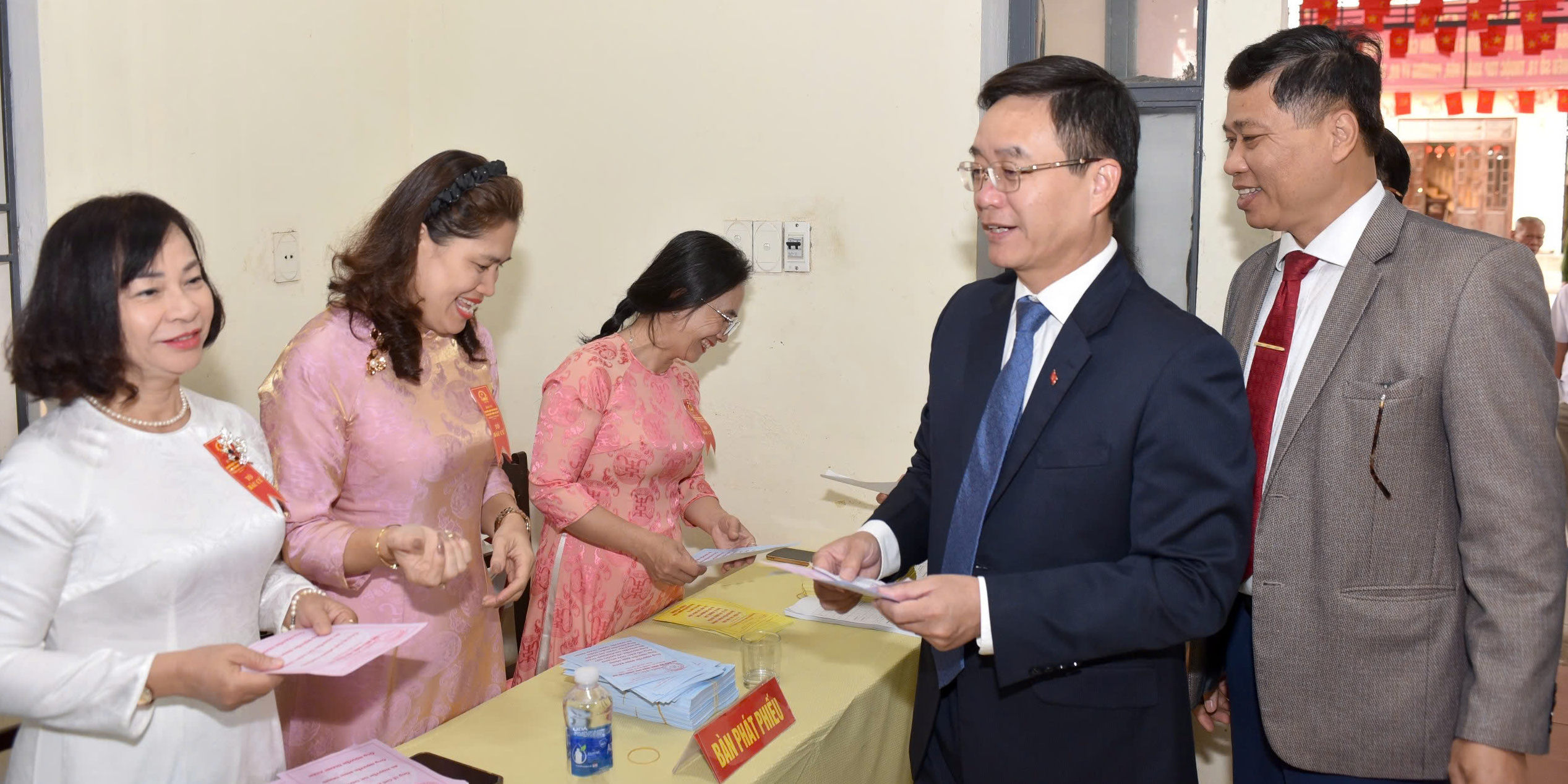 Thường trực Thành ủy tham gia ngày hội bầu cử cùng cử tri