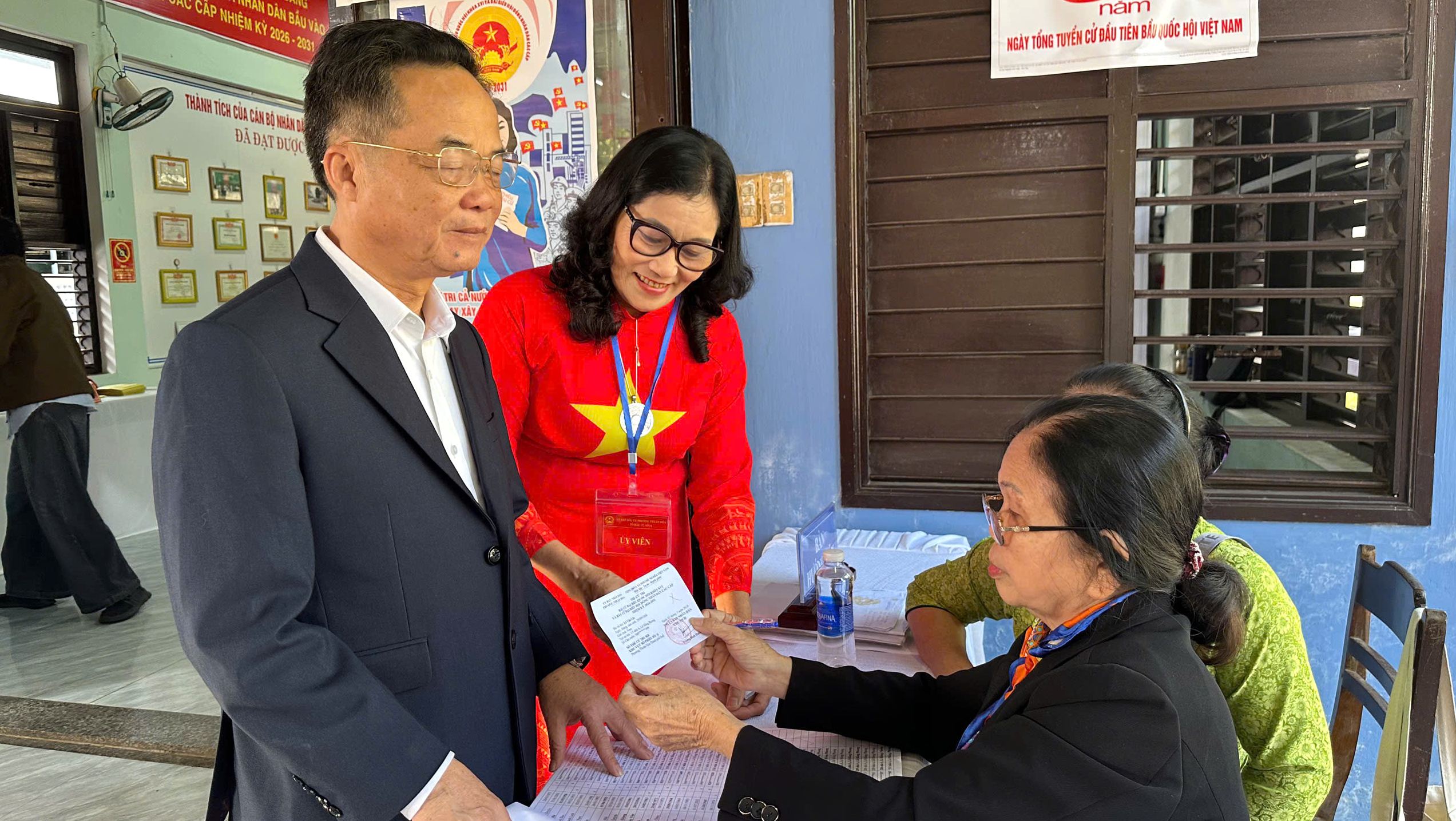 Tận tâm phục vụ cử tri