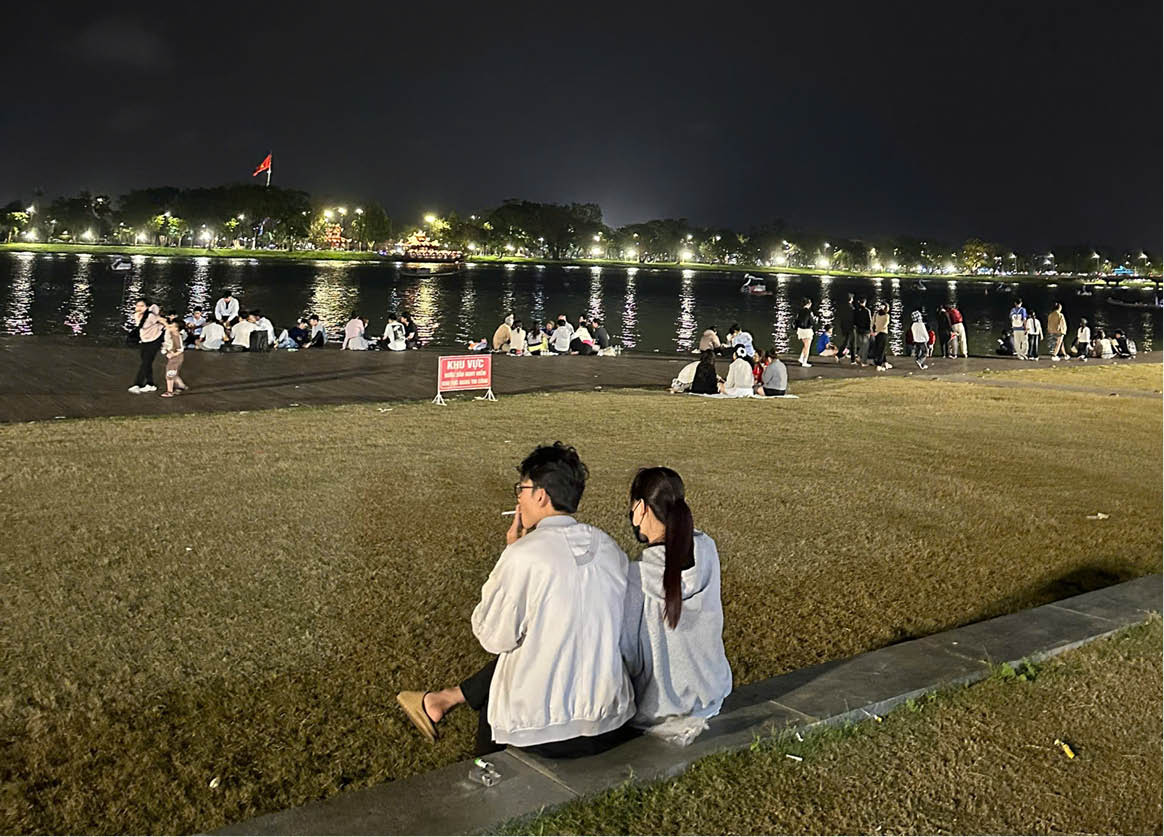 Hút thuốc nơi công cộng Thói quen xấu cần được chấn chỉnh