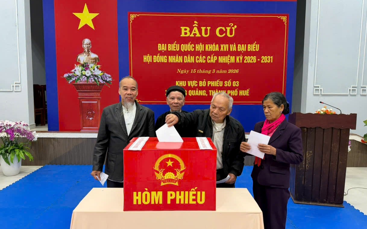 Cử tri Huế nô nức trong ngày hội non sông