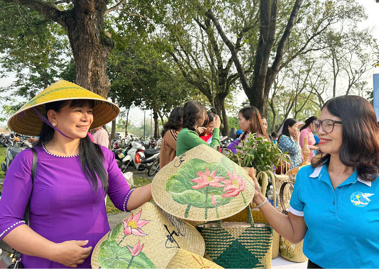 Thu nhập ổn định từ nghề làm nón lá cỏ bàng