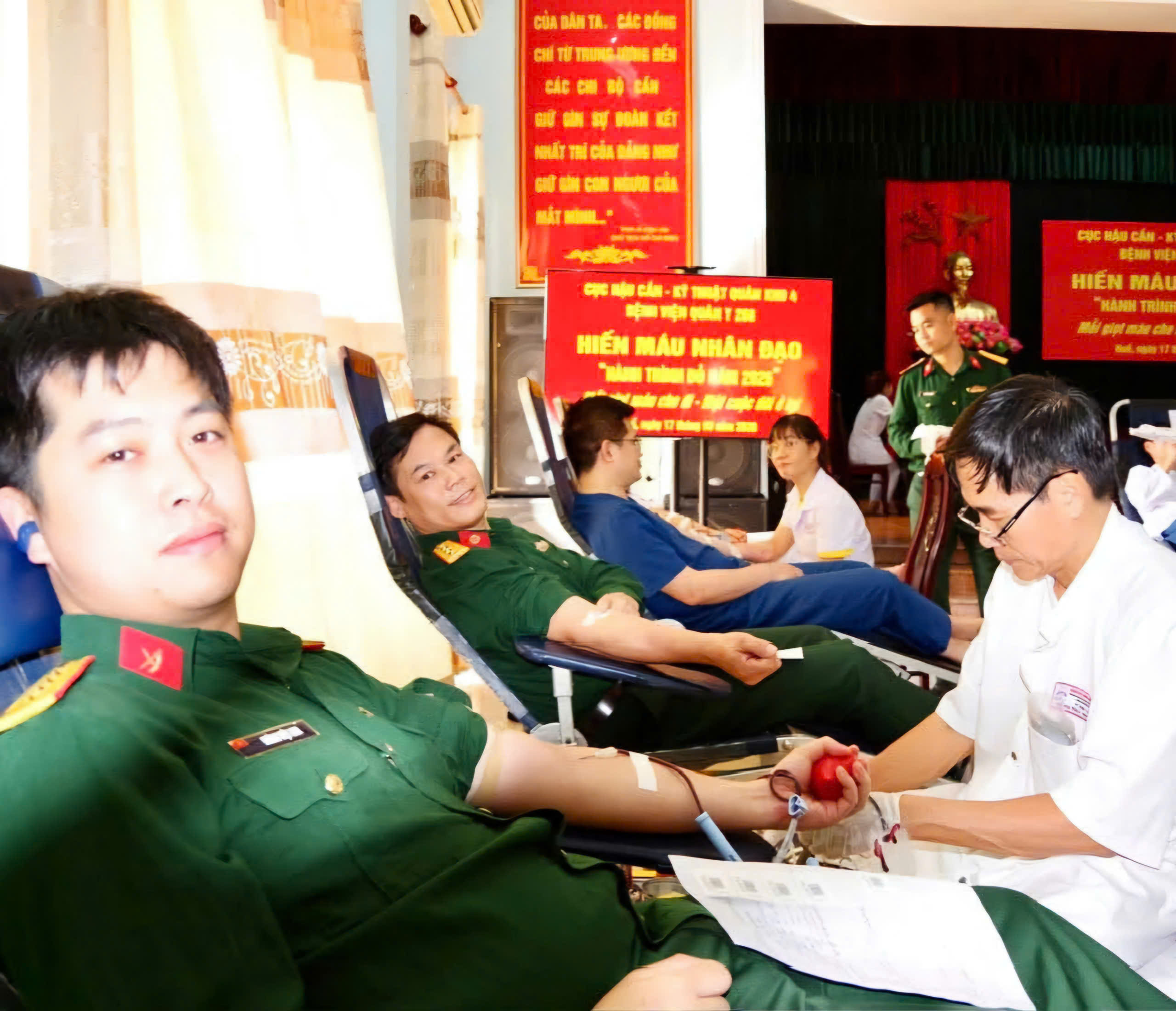 Hơn 130 cán bộ, chiến sĩ và nhân viên Bệnh viện Quân y 268 hiến máu nhân đạo