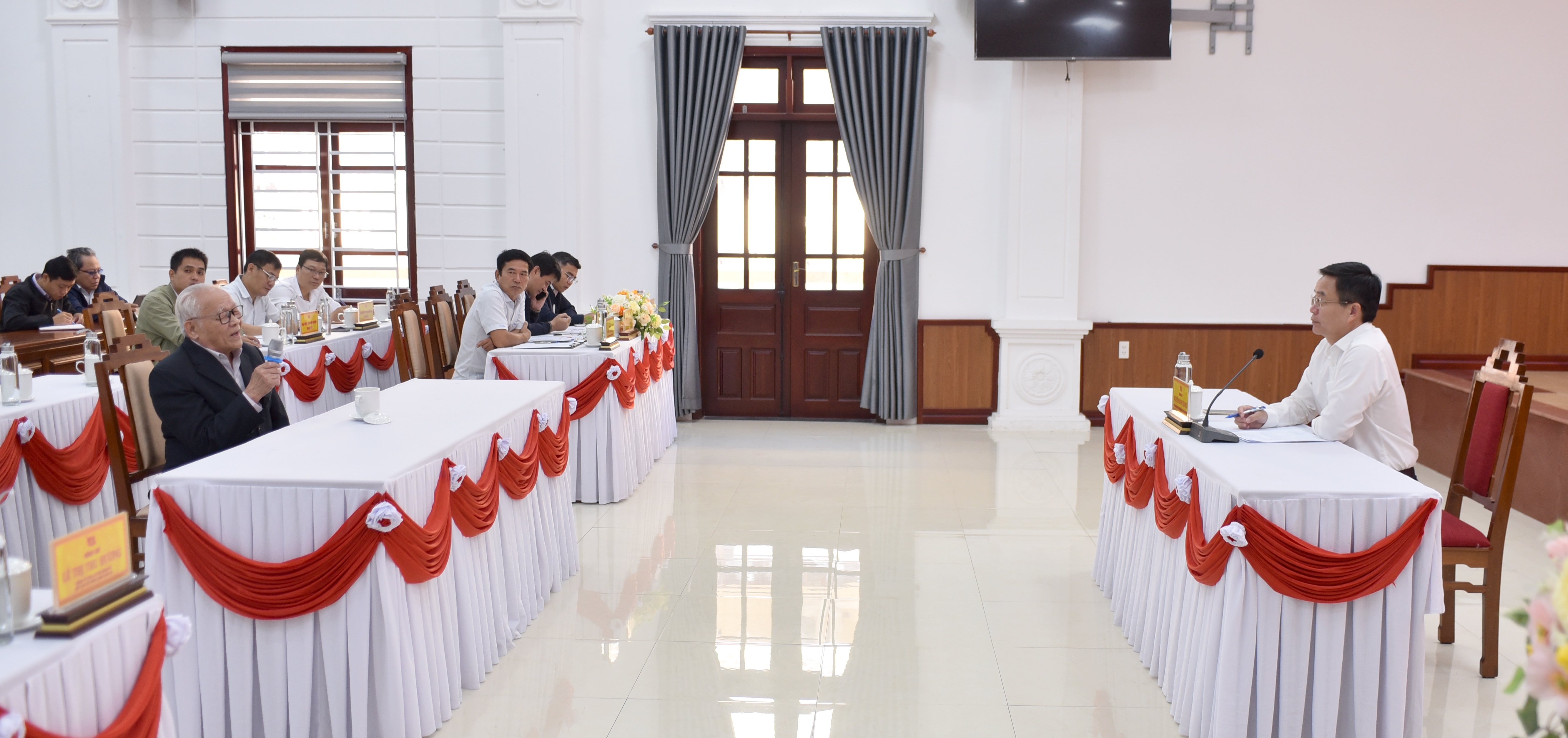 Bí thư Thành ủy Nguyễn Đình Trung tiếp công dân tại xã Khe Tre