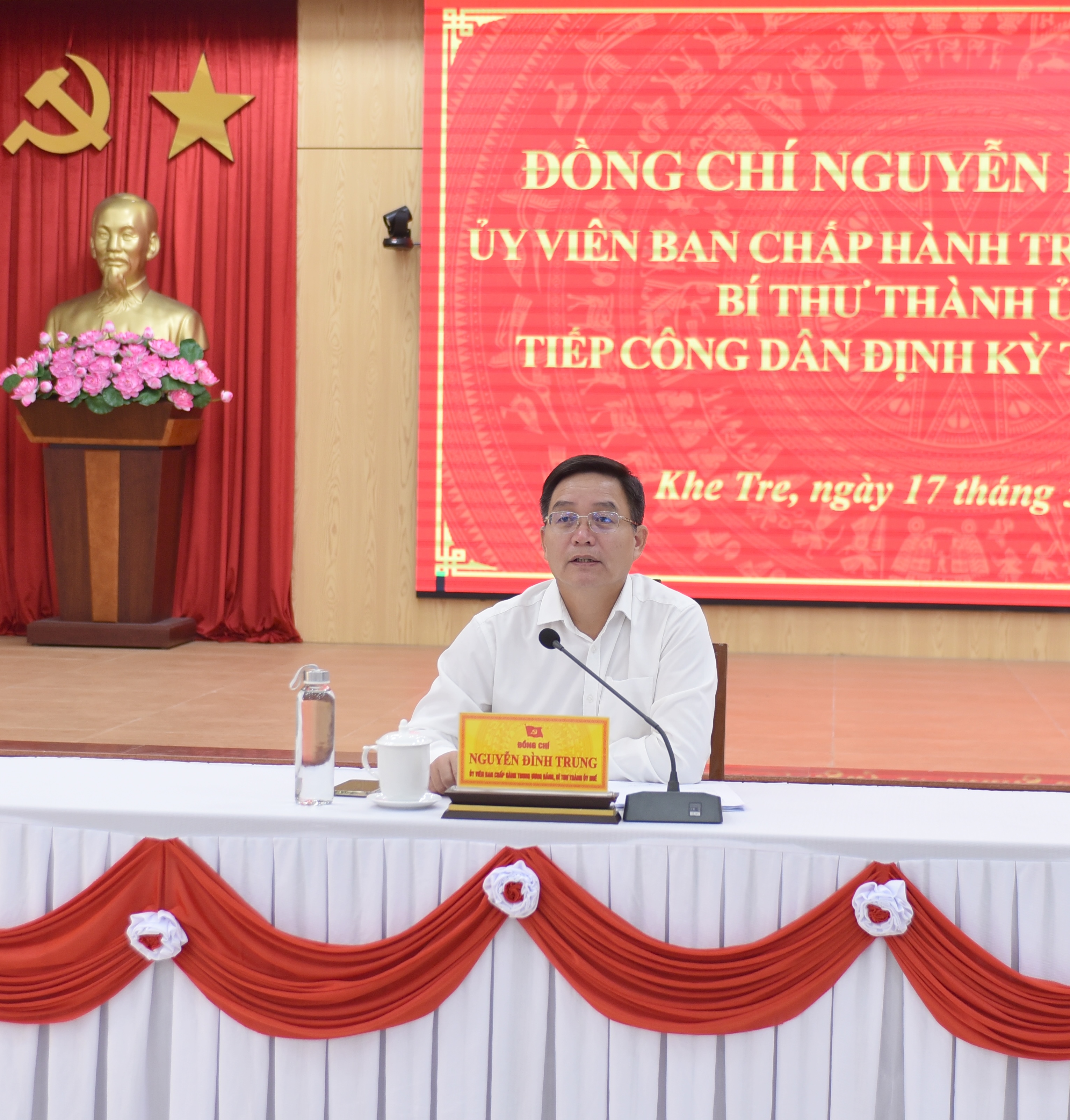 Bí thư Thành ủy Nguyễn Đình Trung tiếp công dân tại xã Khe Tre