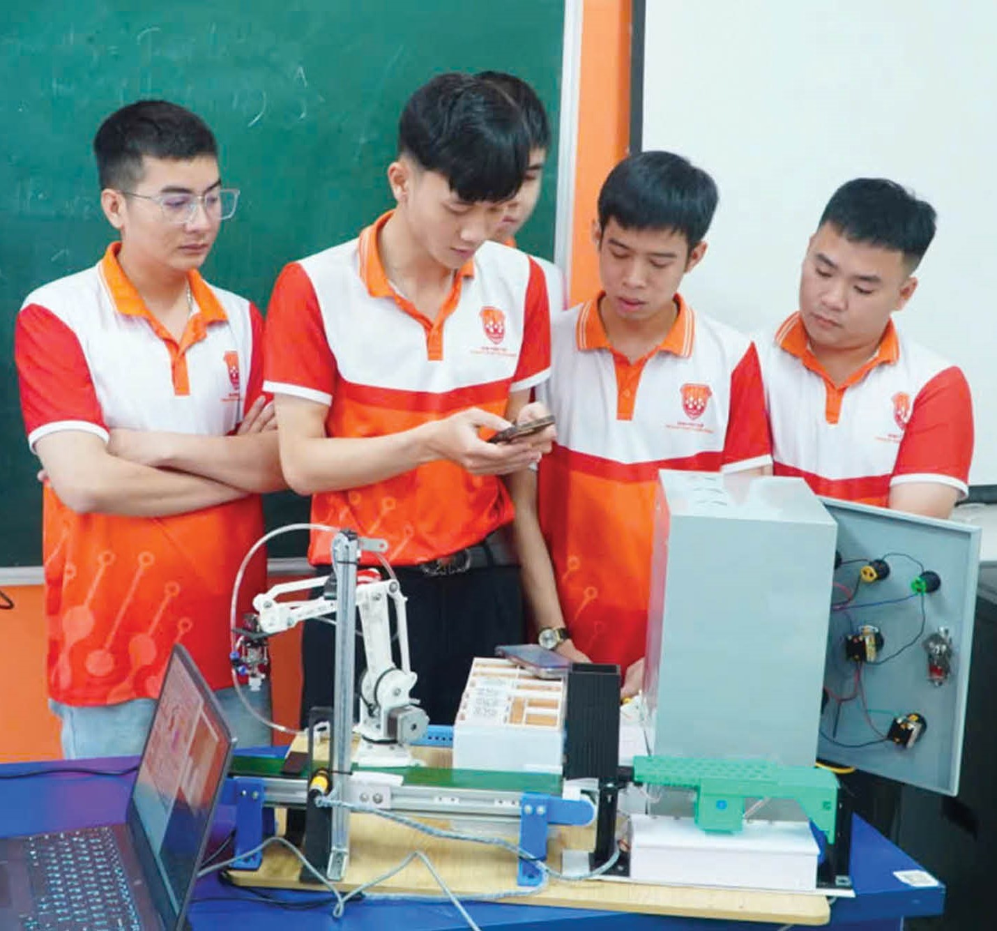 Gắn đào tạo với nhu cầu thị trường lao động