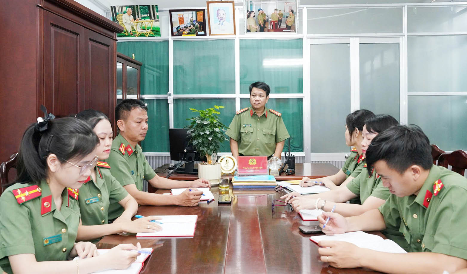 Thầm lặng phía sau những quyết sách