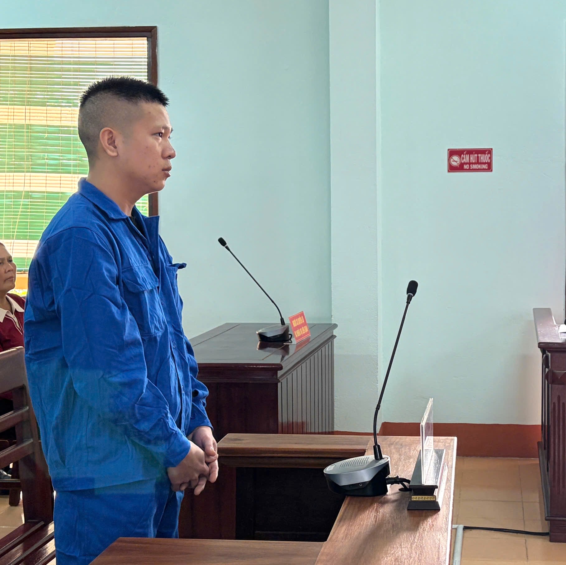 Hành hung cảnh sát giao thông, lĩnh 12 tháng tù giam