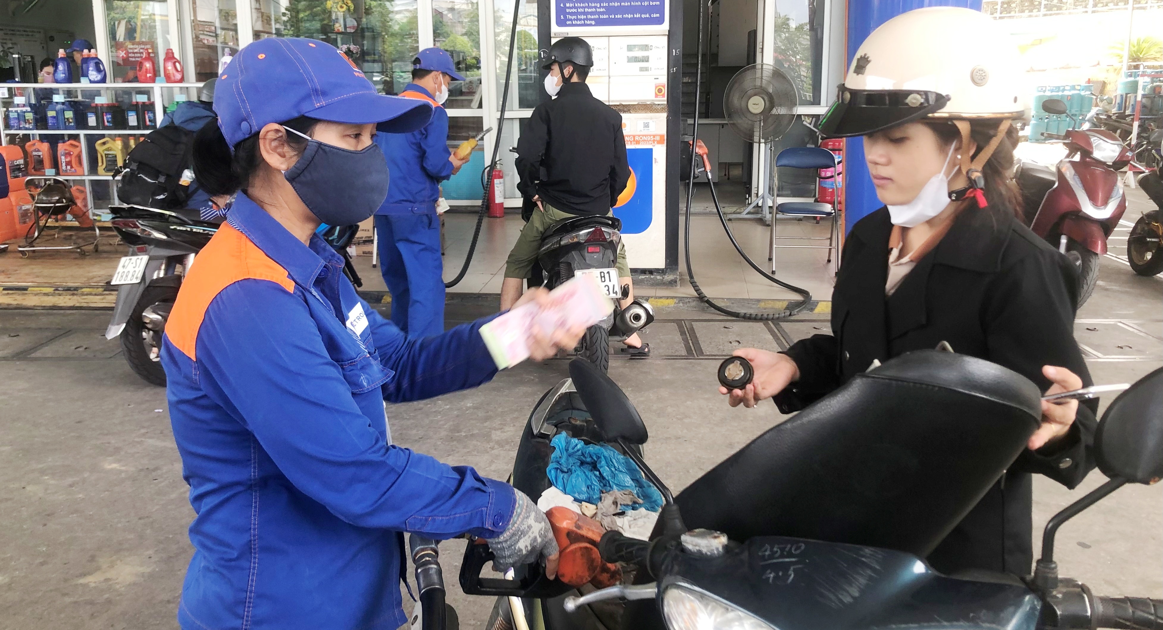 Giá xăng RON95-III tăng hơn 5 000 đồng lít