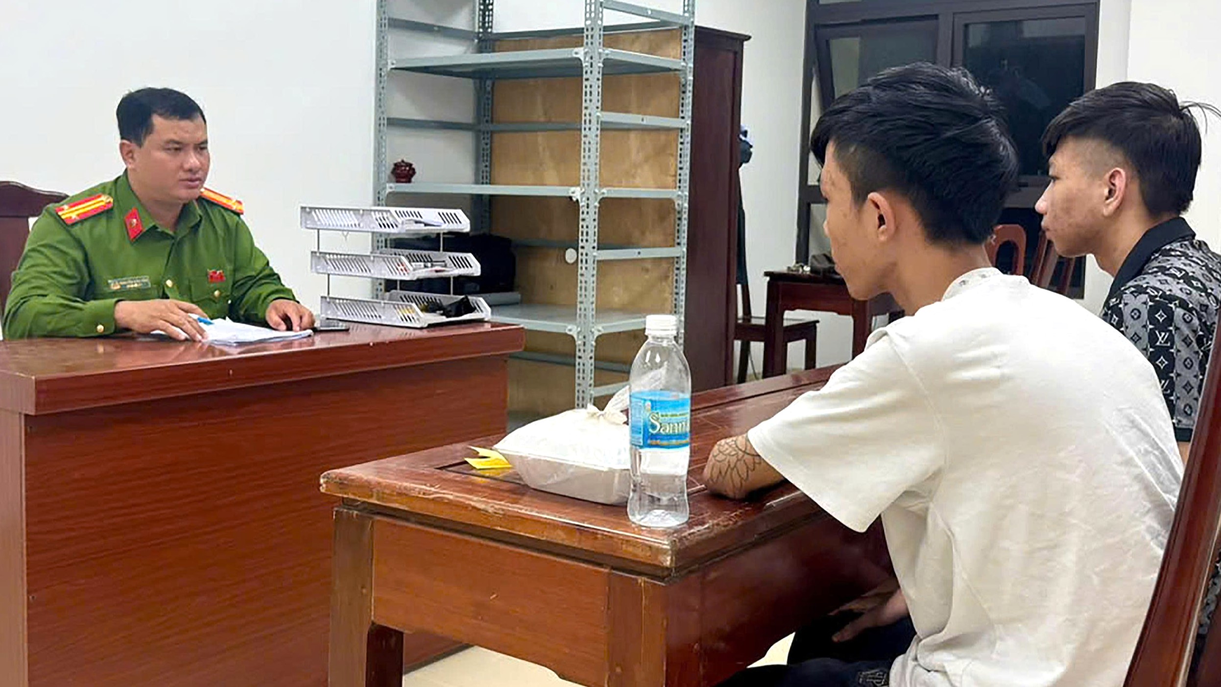 Bắt giữ 2 đối tượng truy nã về tội “Cố ý gây thương tích” sau thời gian lẩn trốn