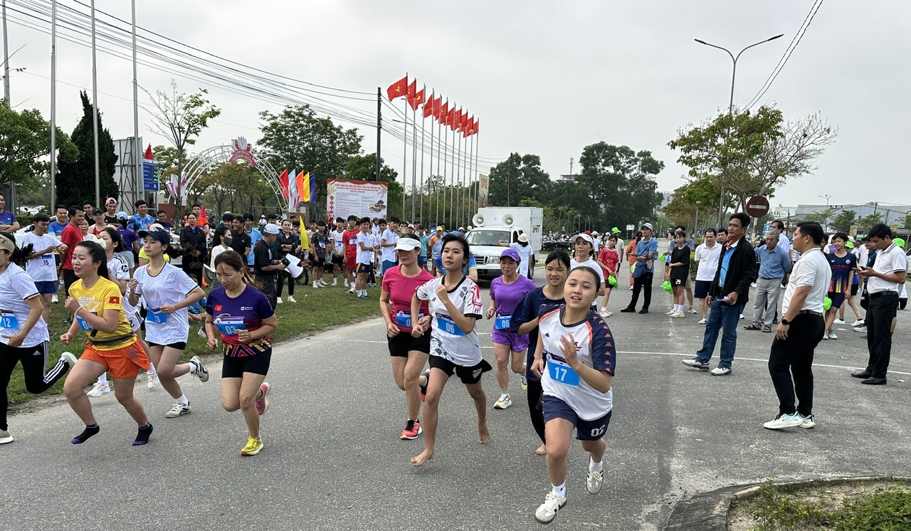 Hàng ngàn vận động viên tham gia giải chạy Olympic vì sức khỏe toàn dân