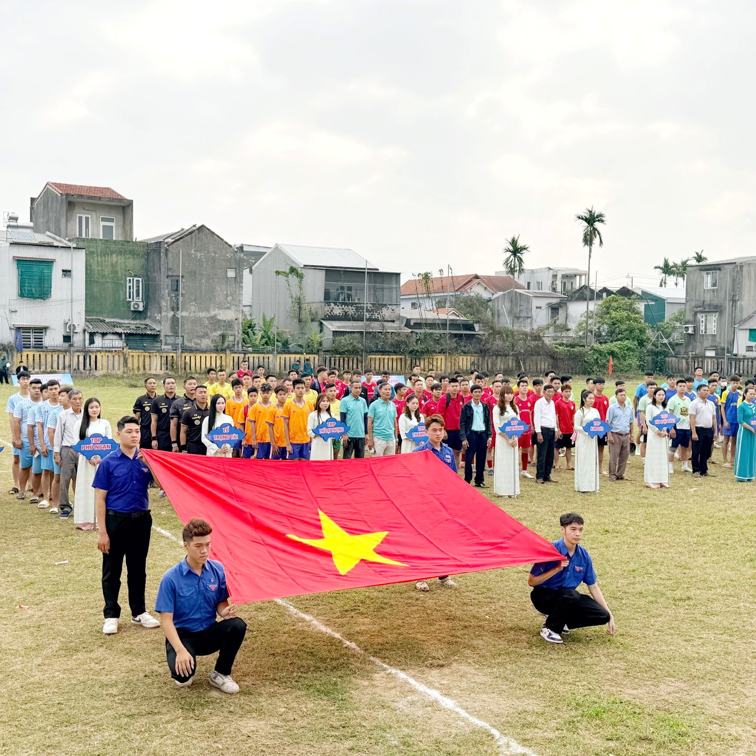 Gần 400 vận động viên tranh tài tại giải bóng đá phường Hóa Châu