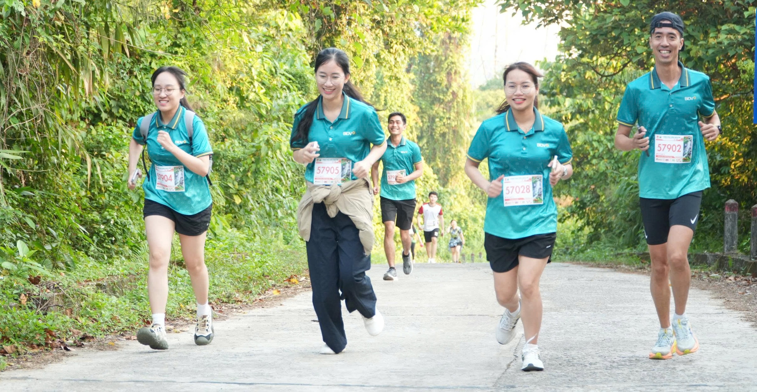 Hơn 700 vận động viên tham gia giải chạy “Chinh phục đỉnh Bạch Mã”
