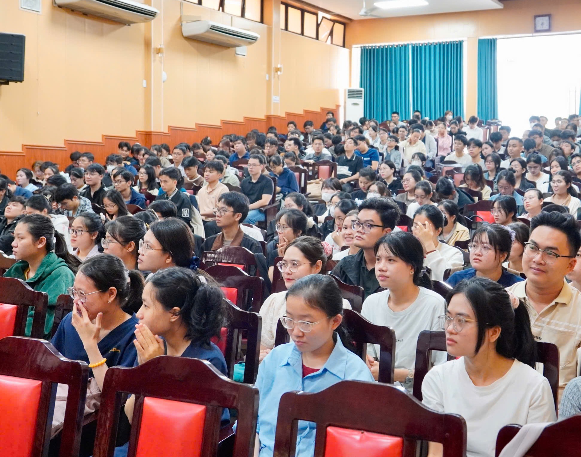 Tư vấn định hướng nghề nghiệp cho sinh viên y - dược tốt nghiệp năm 2026