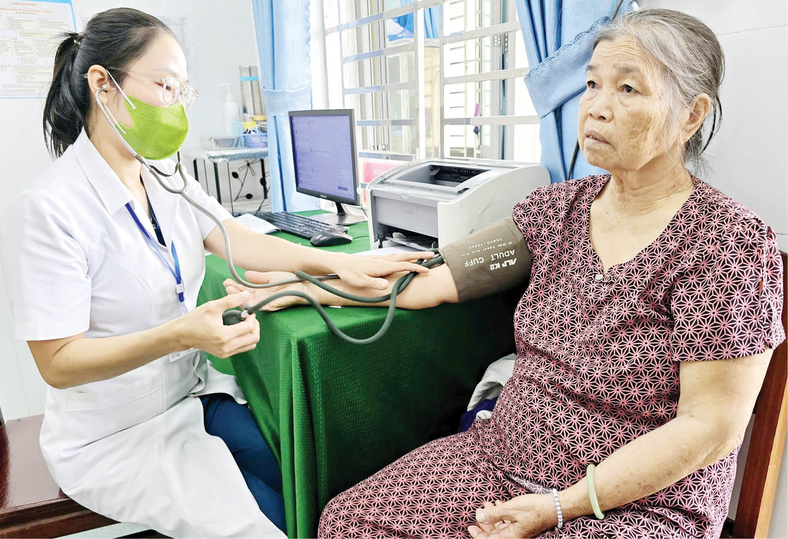 Gỡ khó nhân lực, thiết bị cho y tế cơ sở