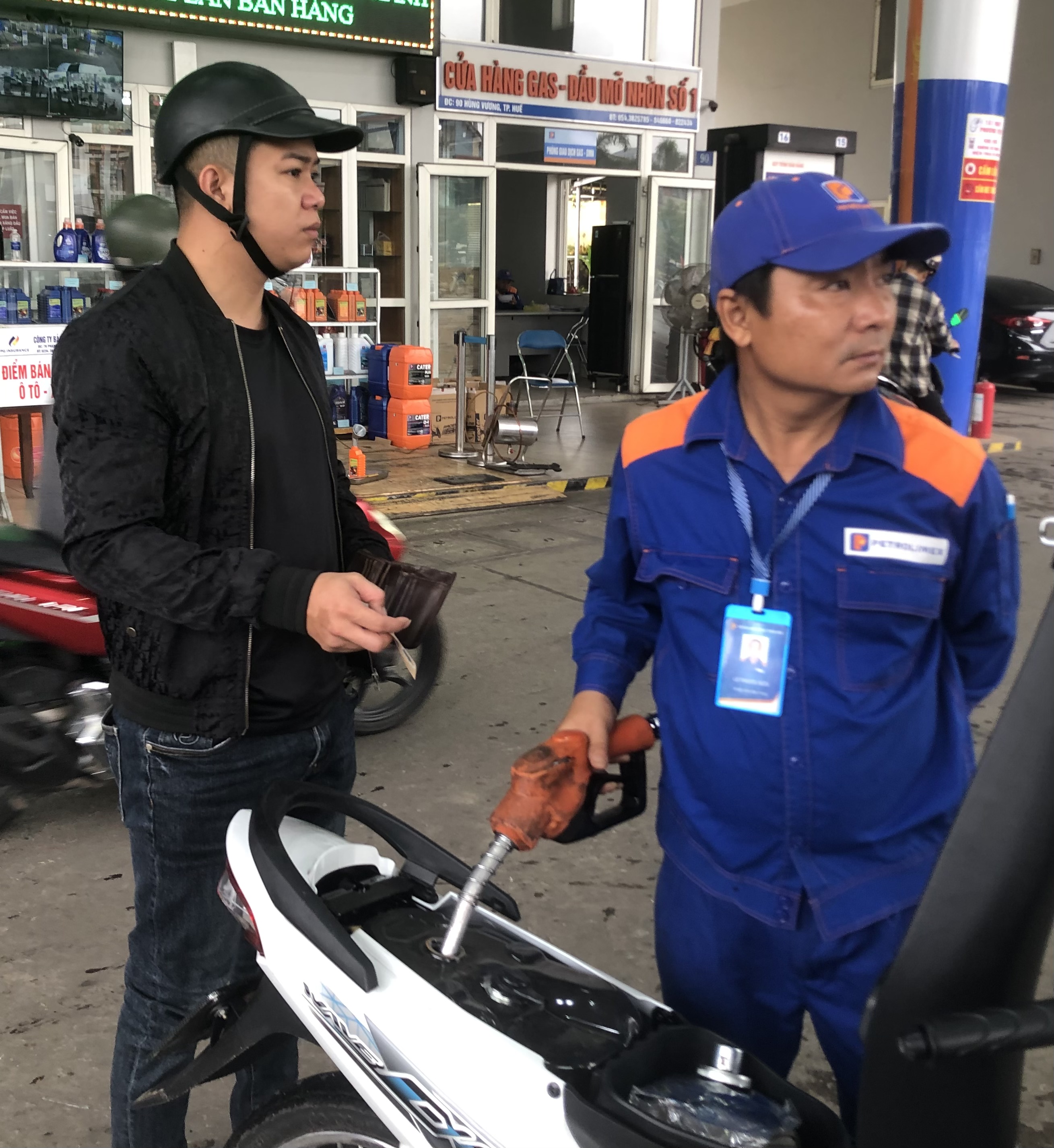 Giá xăng giảm mạnh, có loại giảm hơn 4 000 đồng lít