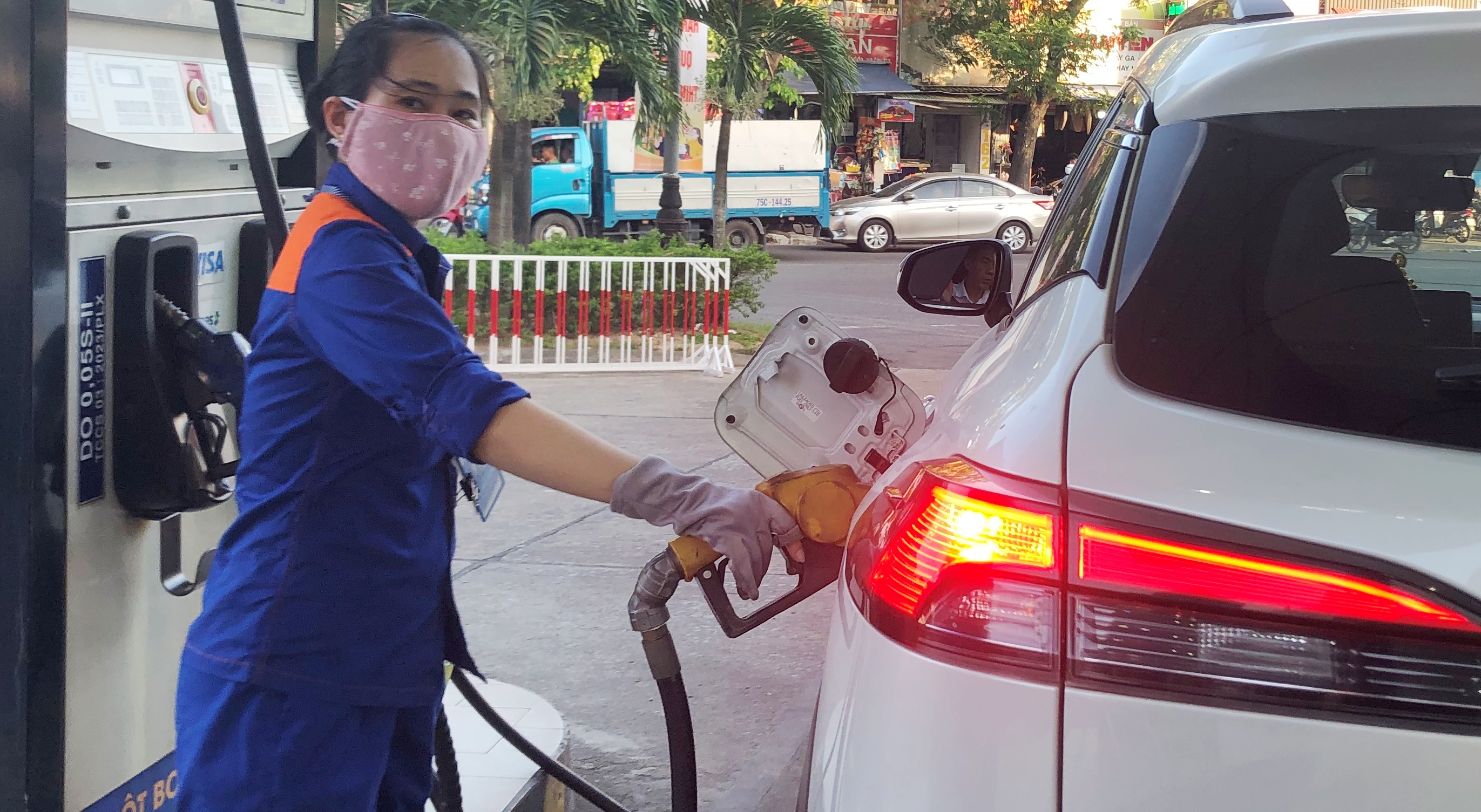 Giá xăng giảm mạnh, có loại giảm hơn 4 000 đồng lít