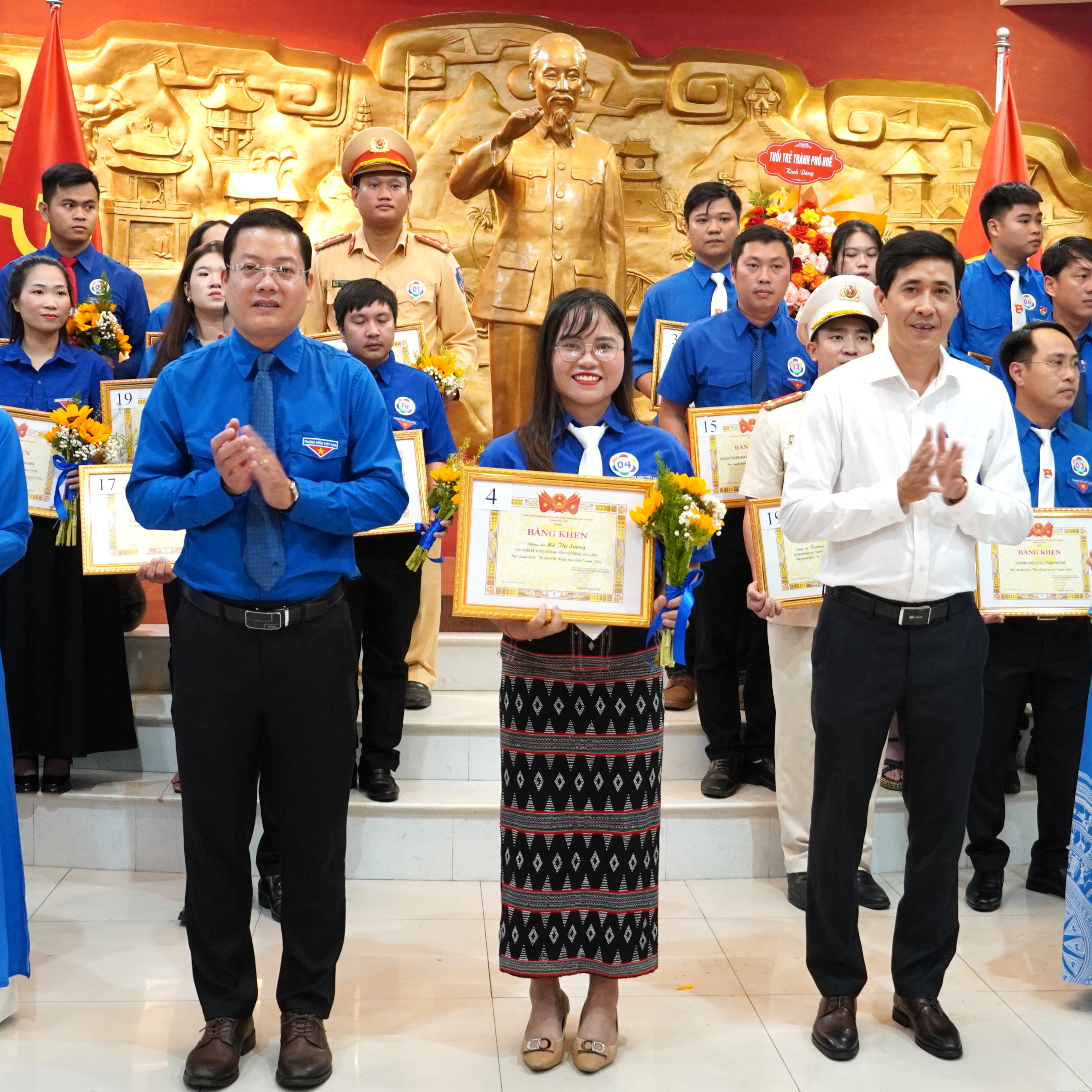 Tuyên dương 23 chi đoàn mạnh và 26 bí thư chi đoàn tiêu biểu