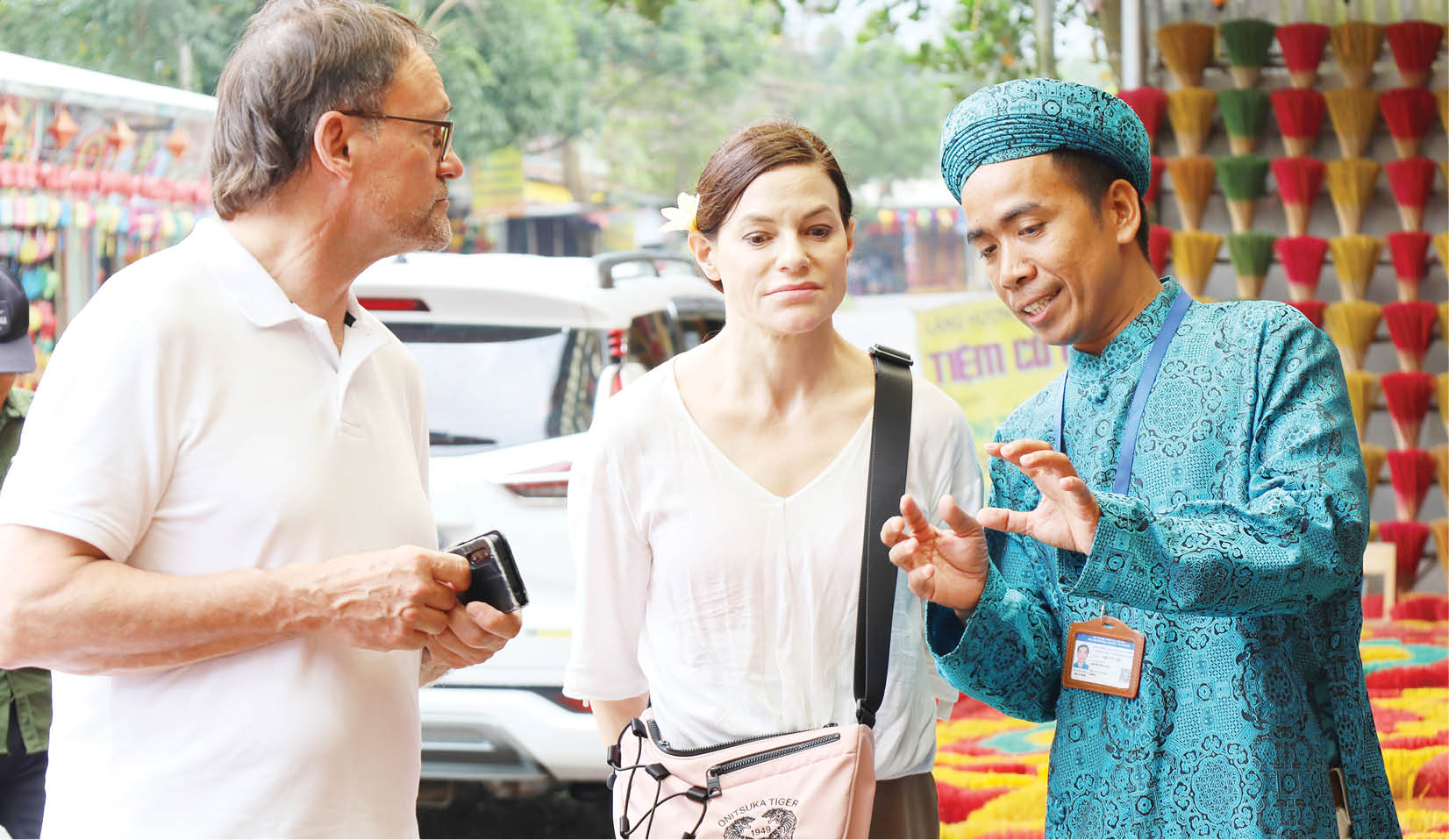 Chuyện thú vị về nam hướng dẫn viên mặc áo dài dẫn tour