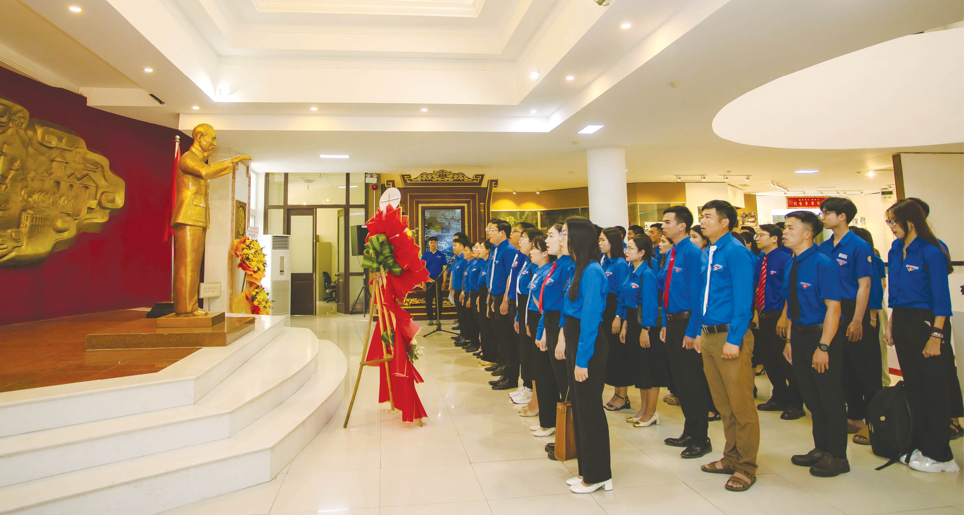 Tự hào màu áo xung kích