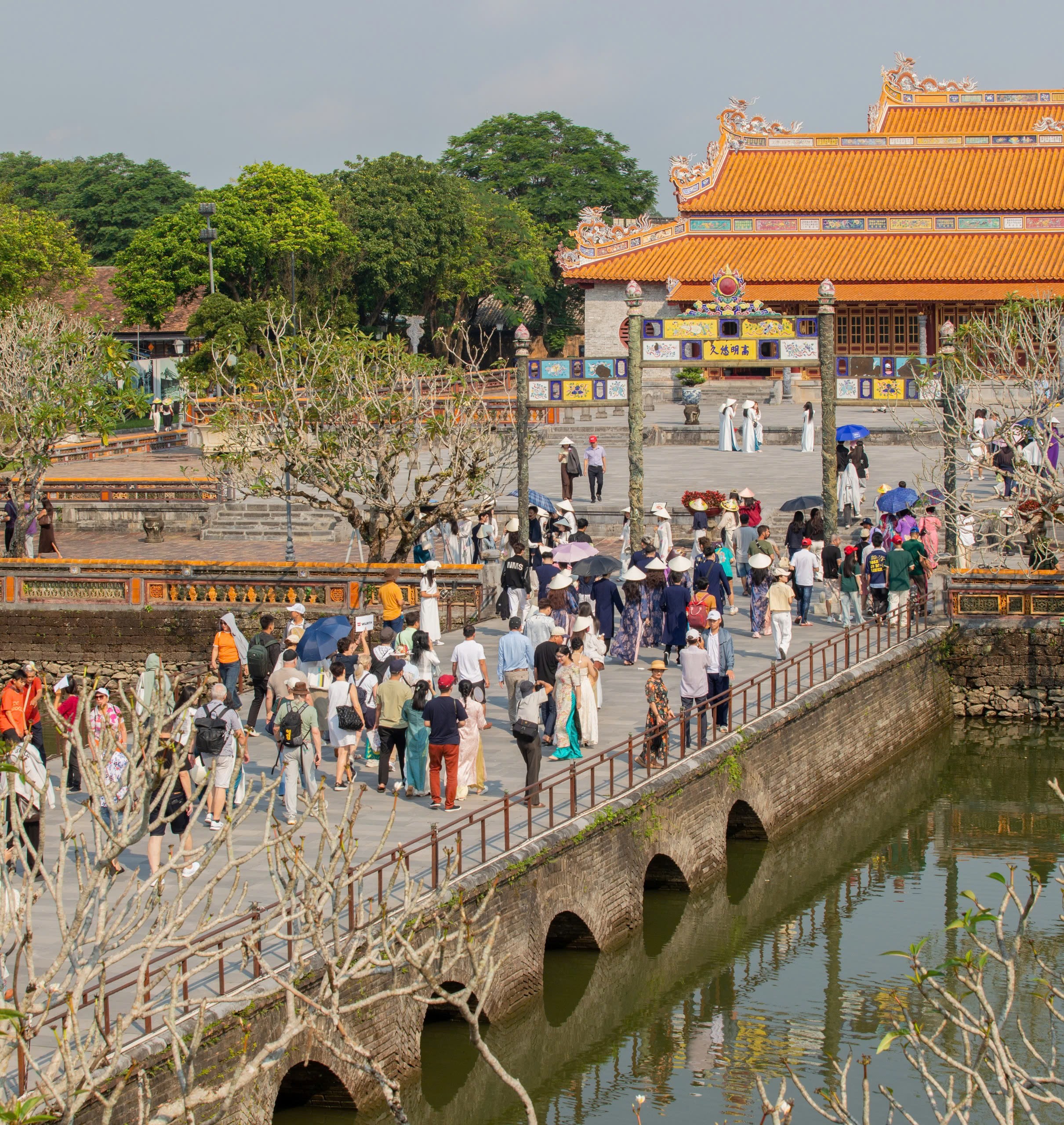 Du khách nườm nượp đổ về Đại Nội Huế ngày 26 3