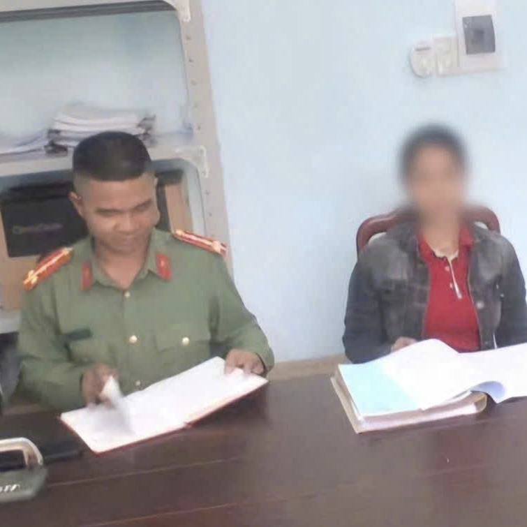 Hỗ trợ người phụ nữ Cơ Tu nhận lại 60 triệu đồng chuyển nhầm