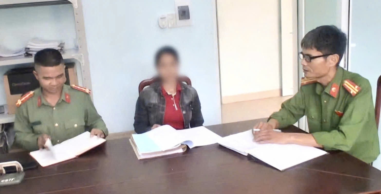 Hỗ trợ người phụ nữ Cơ Tu nhận lại 60 triệu đồng chuyển nhầm