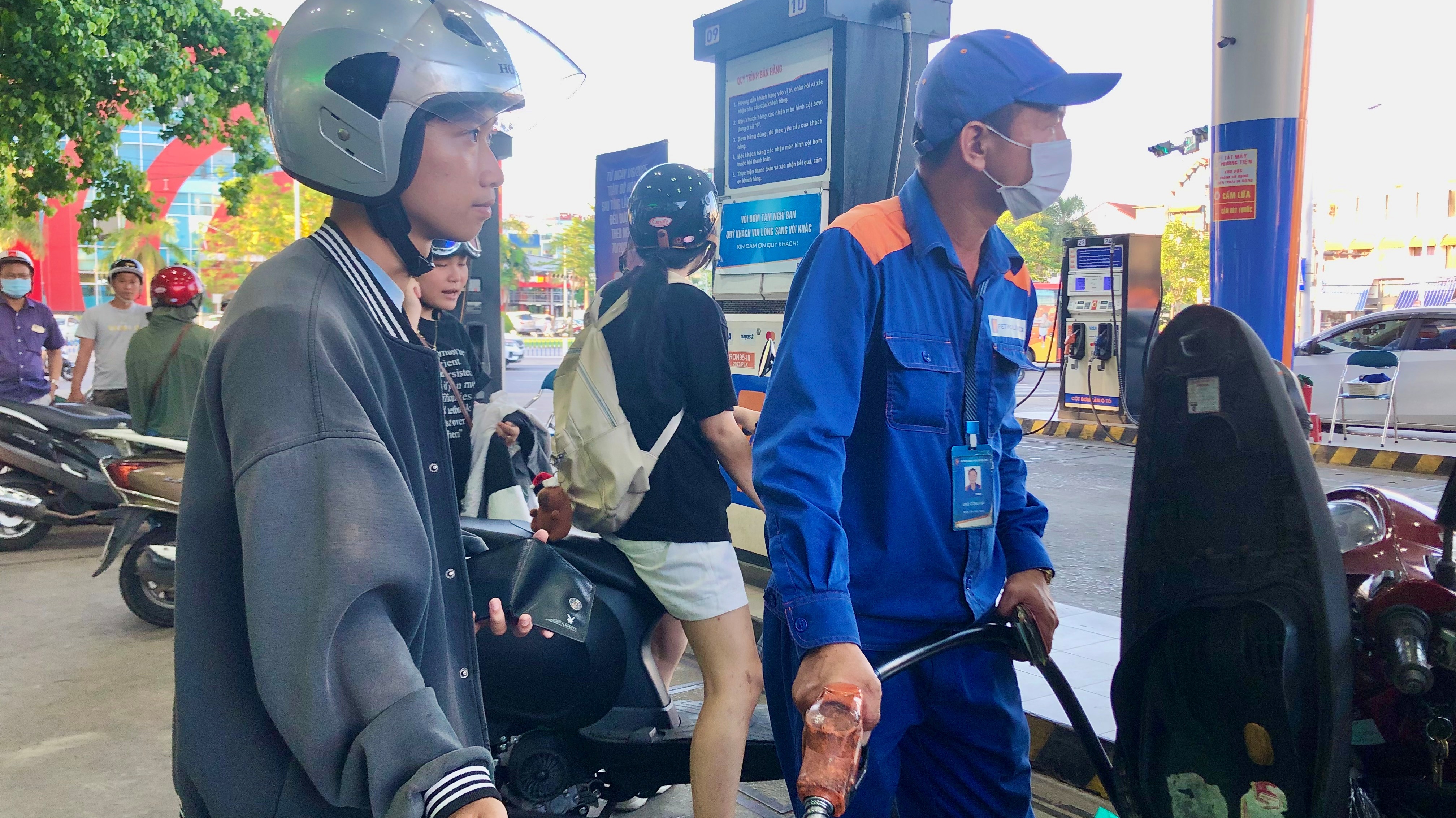 Giá xăng dầu giảm sâu