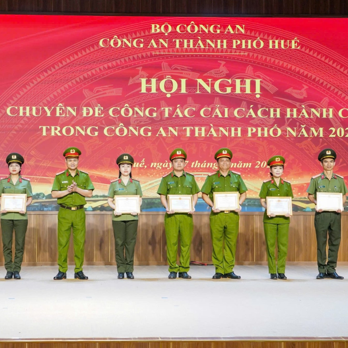 Tăng cường cải cách hành chính, nâng cao hiệu quả phục vụ Nhân dân