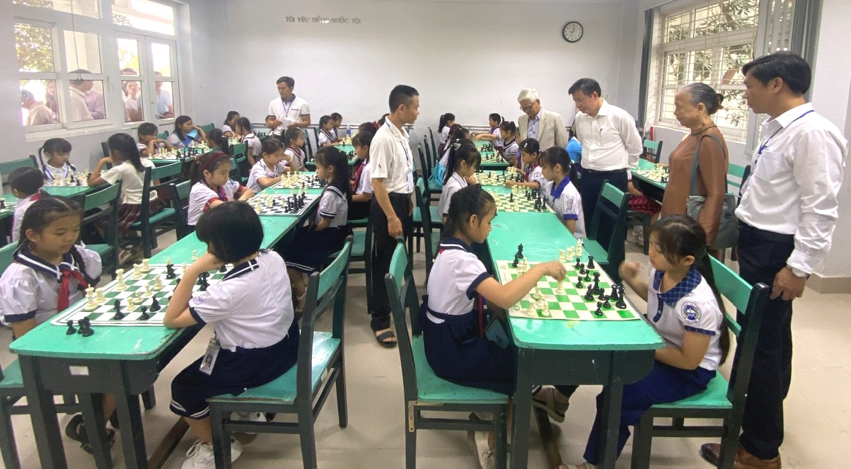 Hơn 200 học sinh tiểu học tham gia giải cờ vua tranh cúp Hương Giang