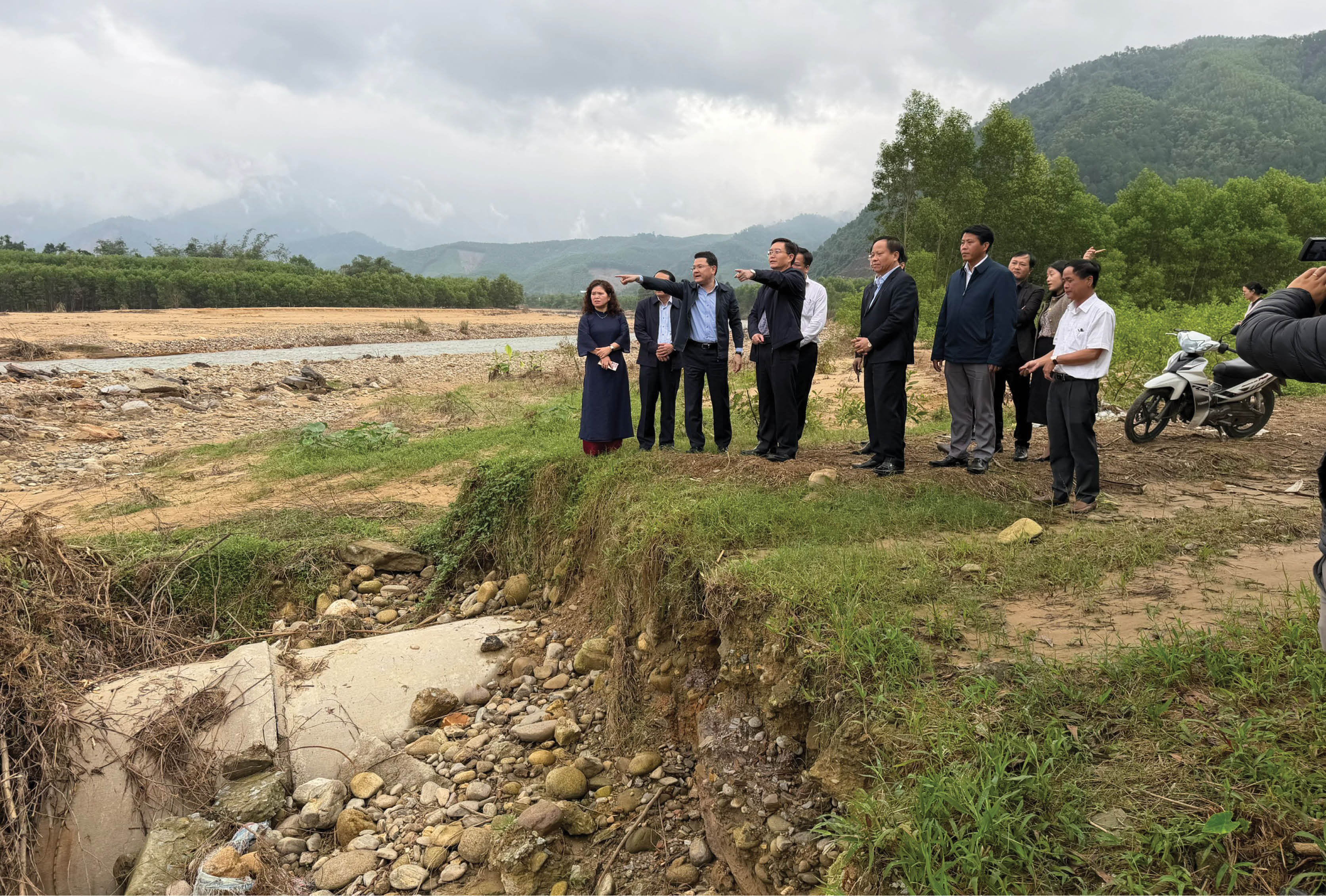 Khơi thông sông Tả Trạch Bài toán cấp bách để giảm nhẹ thiên tai ở Khe Tre