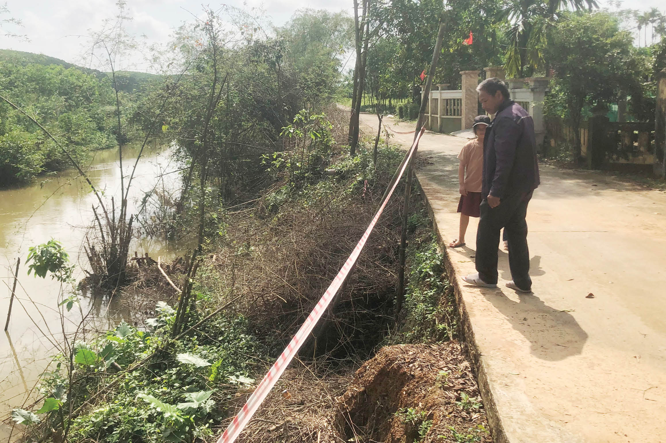 Sạt lở bờ sông làm hư hỏng đường dân sinh ở Phong Thái