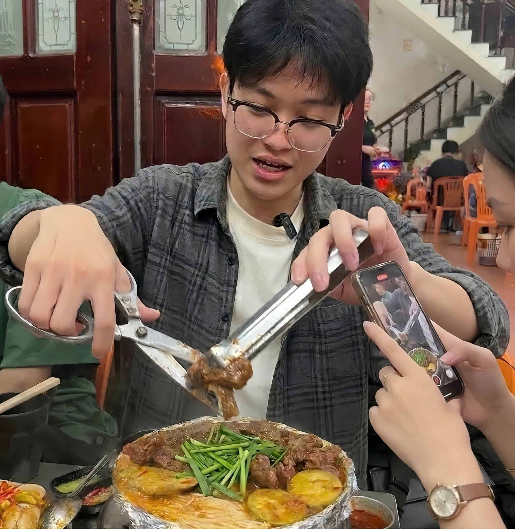 Khi văn hóa “review” trở thành nội dung công cộng