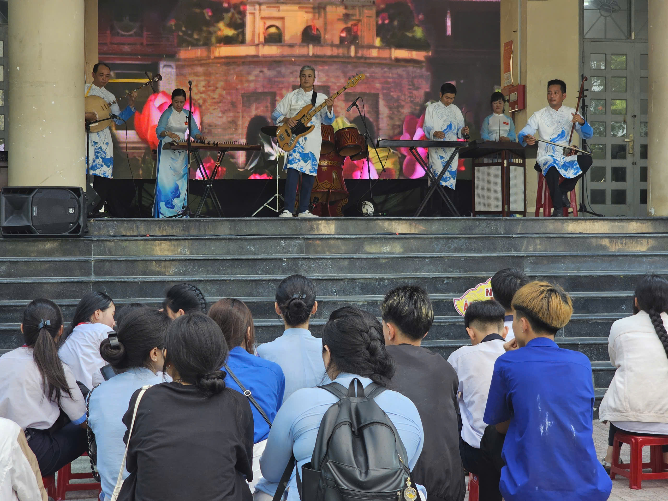 Học sinh trải nghiệm các ngành nghệ thuật truyền thống