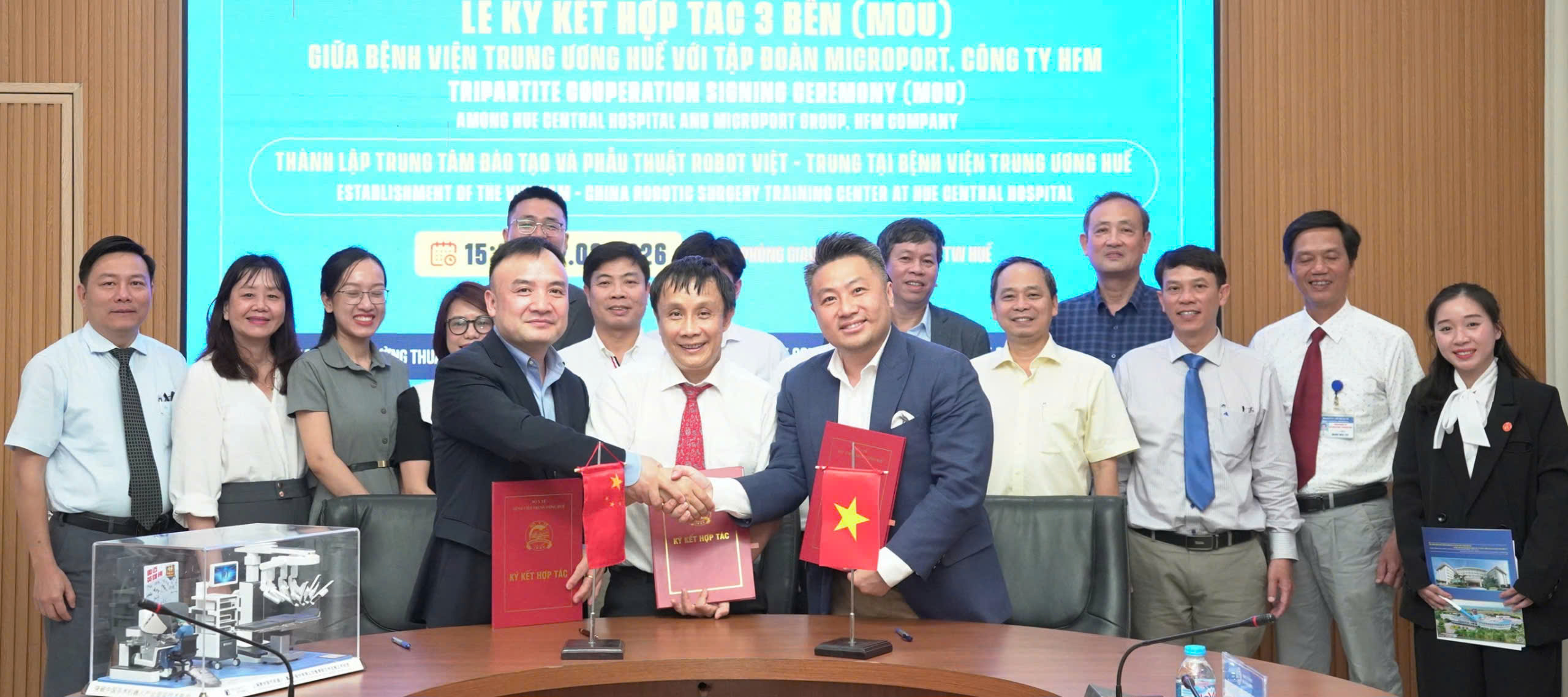 Ký kết thành lập Trung tâm Đào tạo Phẫu thuật Robot Việt - Trung đầu tiên tại Việt Nam tại Bệnh viện Trung ương Huế