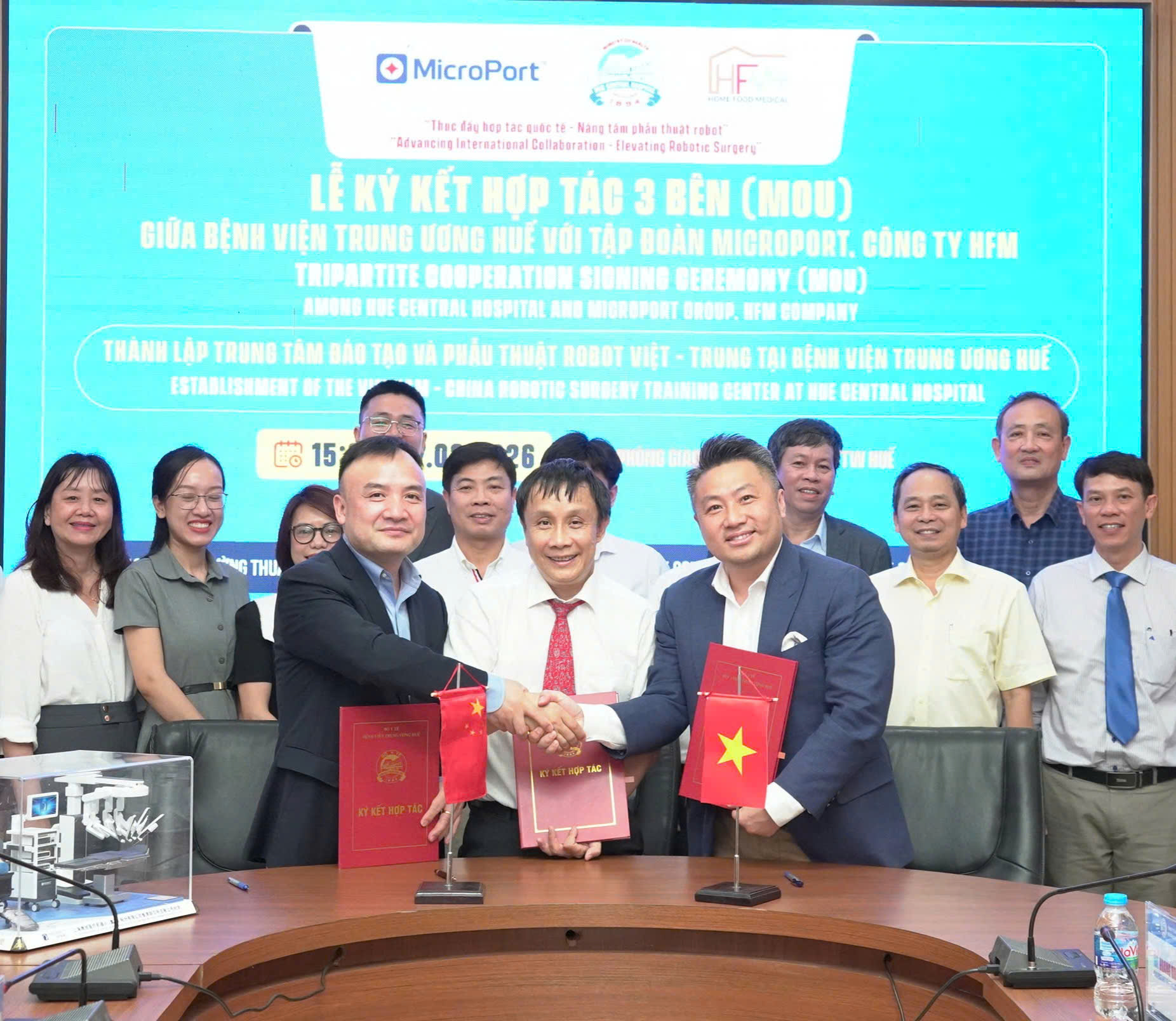 Ký kết thành lập Trung tâm Đào tạo Phẫu thuật Robot Việt - Trung đầu tiên tại Việt Nam tại Bệnh viện Trung ương Huế