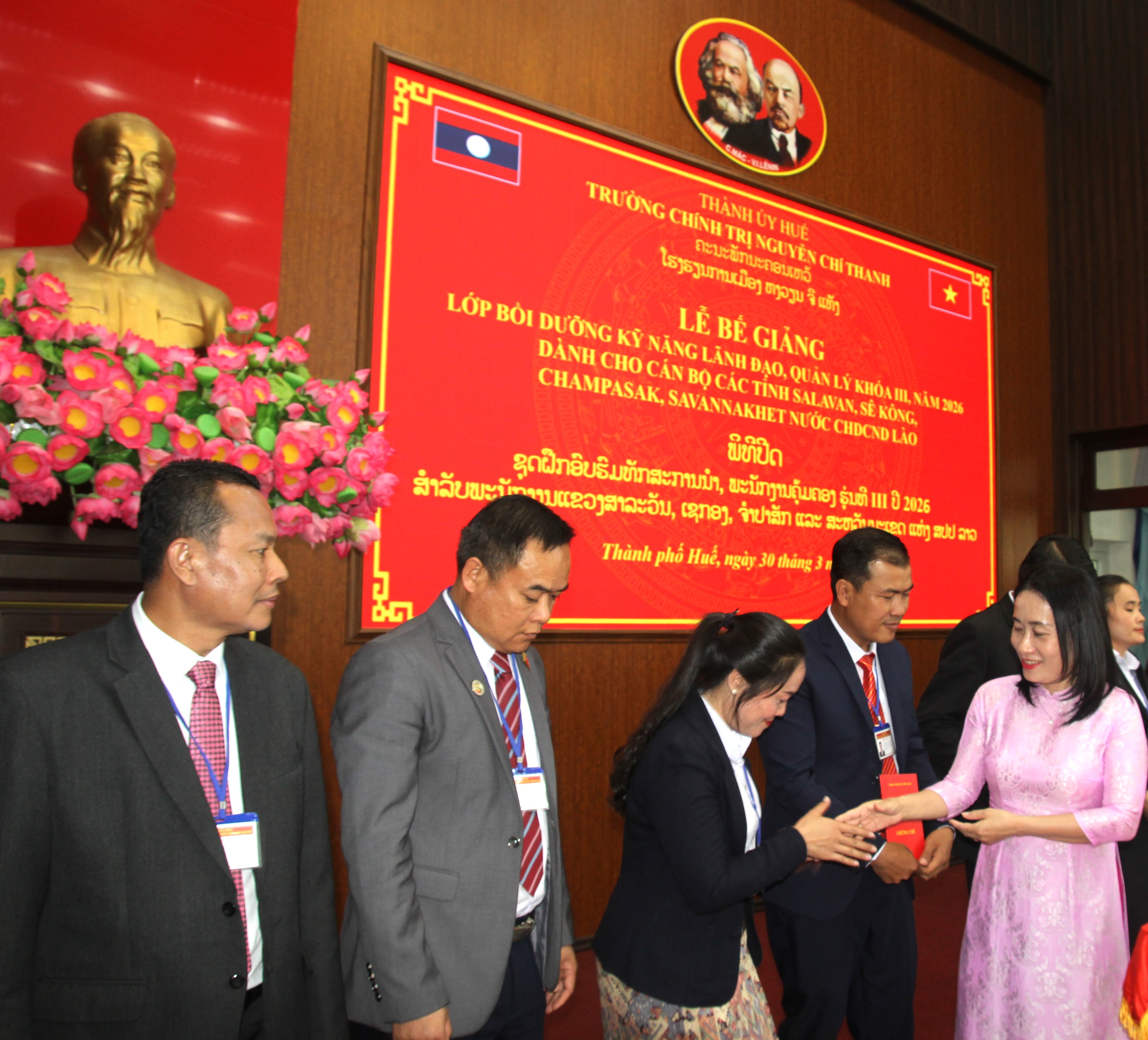 60 học viên các tỉnh Nam Trung Lào hoàn thành khóa bồi dưỡng kỹ năng lãnh đạo, quản lý