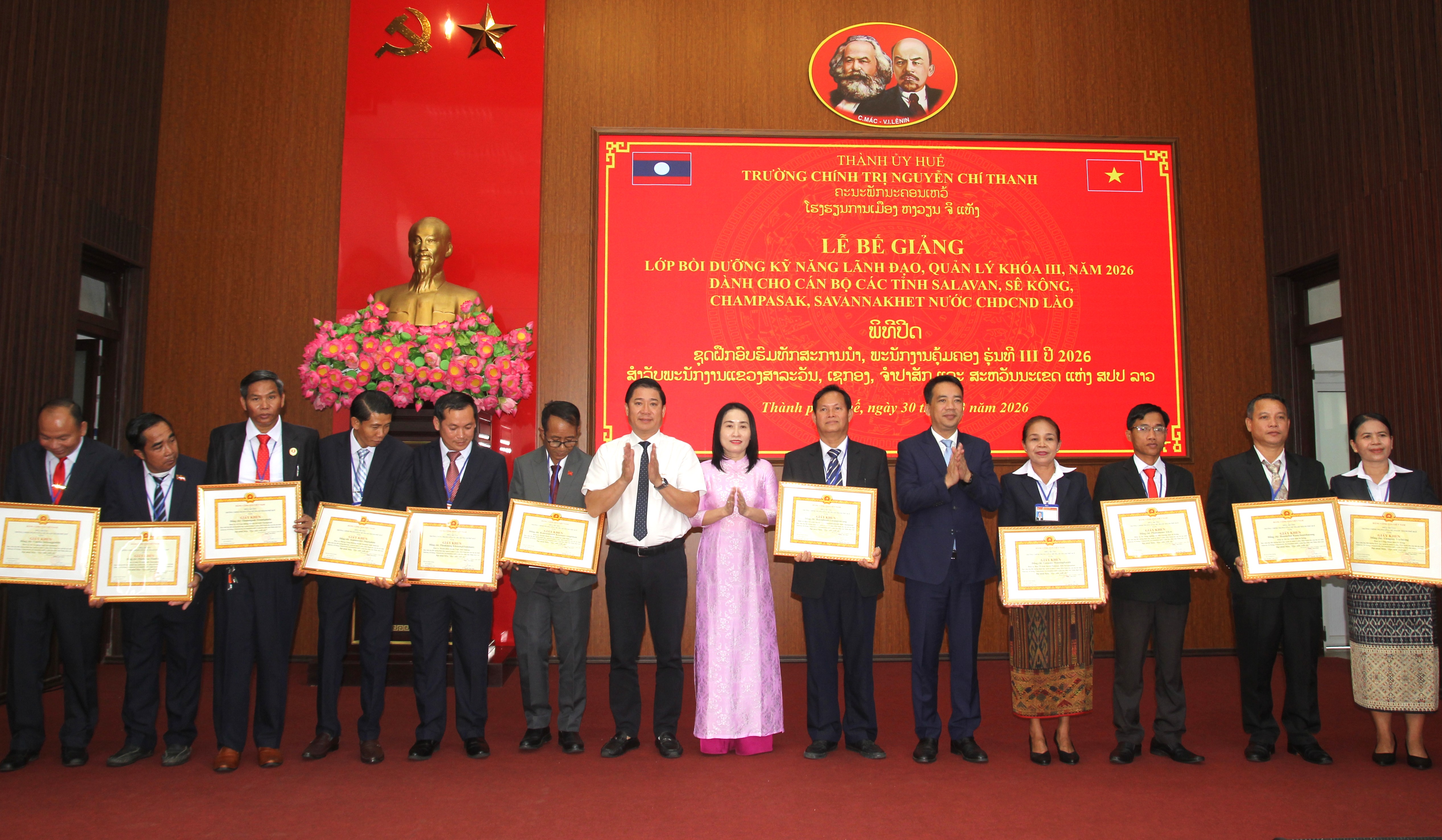 60 học viên các tỉnh Nam Trung Lào hoàn thành khóa bồi dưỡng kỹ năng lãnh đạo, quản lý