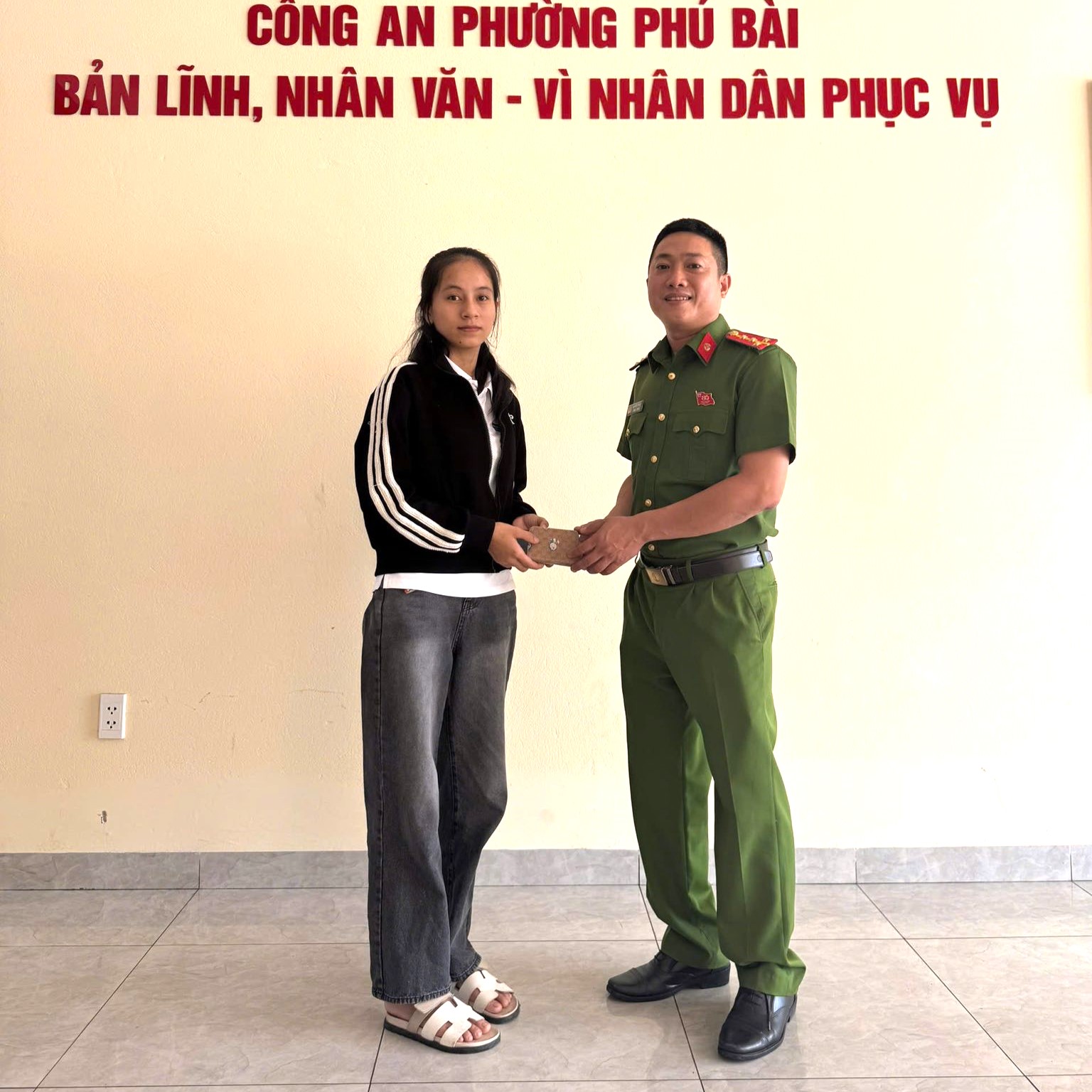 Trao trả tài sản cho người dân đánh rơi