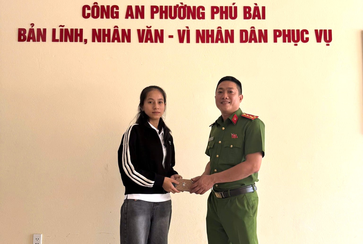 Trao trả tài sản cho người dân đánh rơi