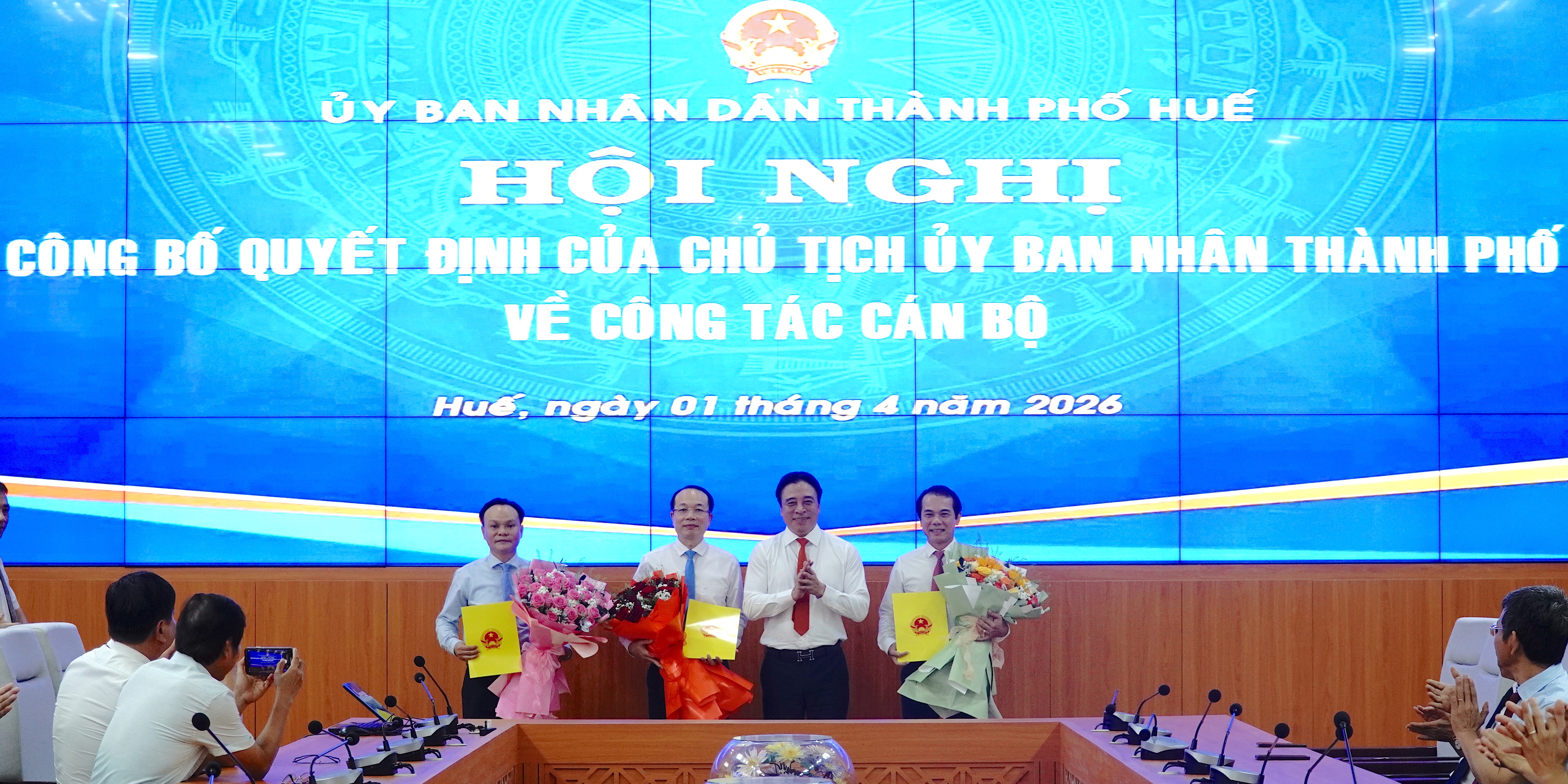 UBND thành phố Huế công bố các quyết định nhân sự quan trọng