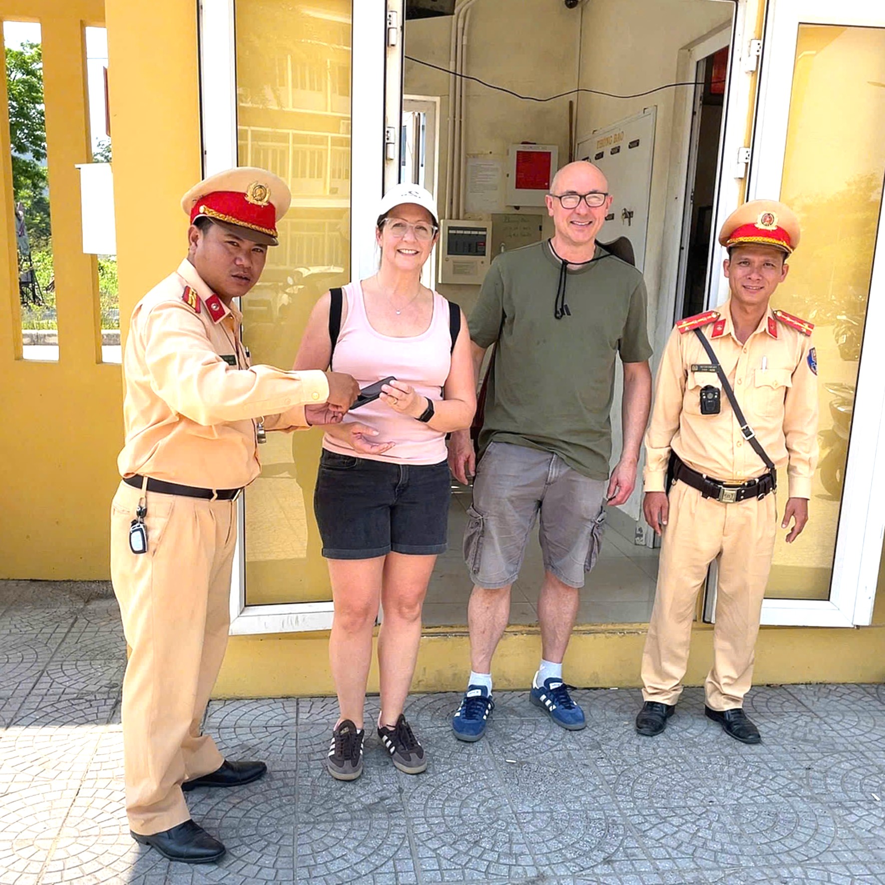 Kịp thời hỗ trợ du khách nước ngoài nhận lại tài sản bỏ quên