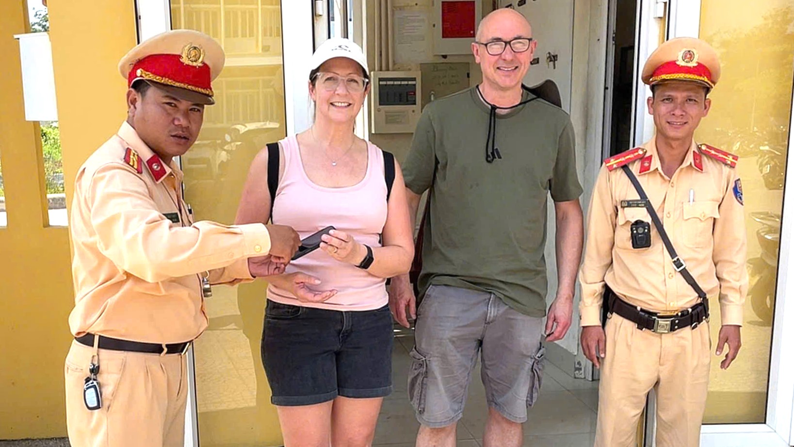 Kịp thời hỗ trợ du khách nước ngoài nhận lại tài sản bỏ quên