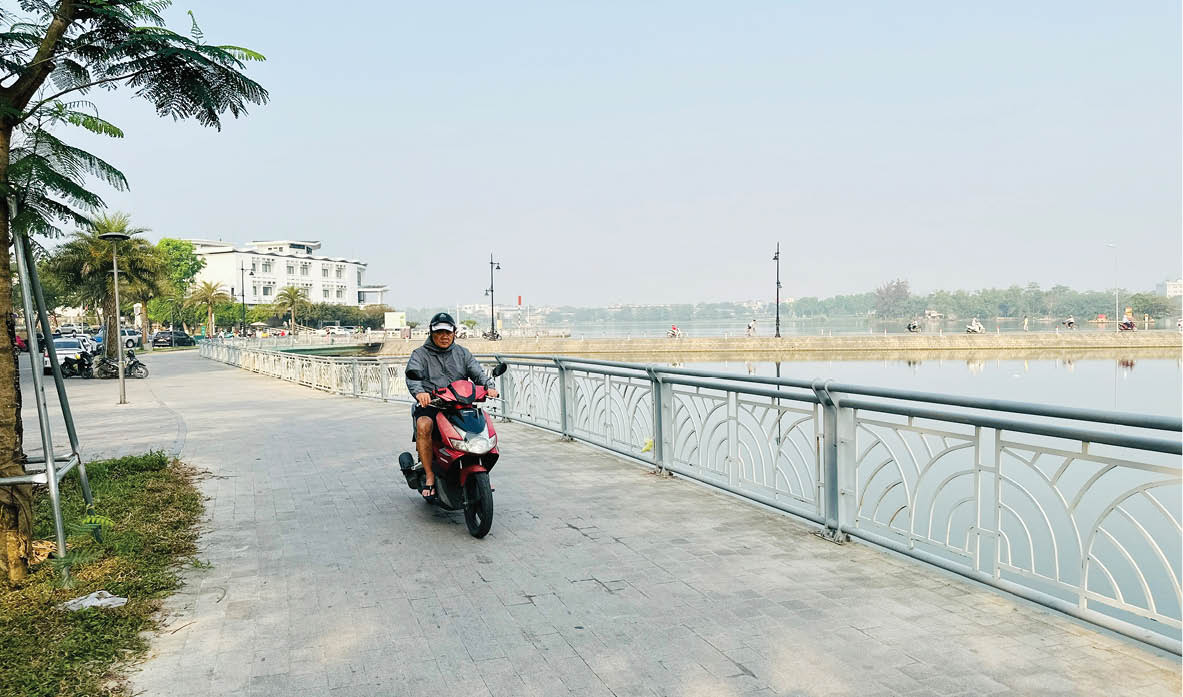 Đường đi bộ “biến” thành đường dành cho ô tô, xe máy