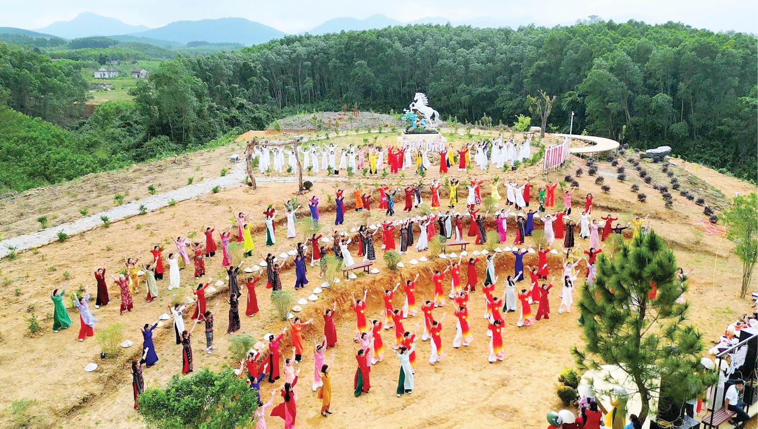 Đảng lãnh đạo phát triển kinh tế - xã hội tại các địa phương